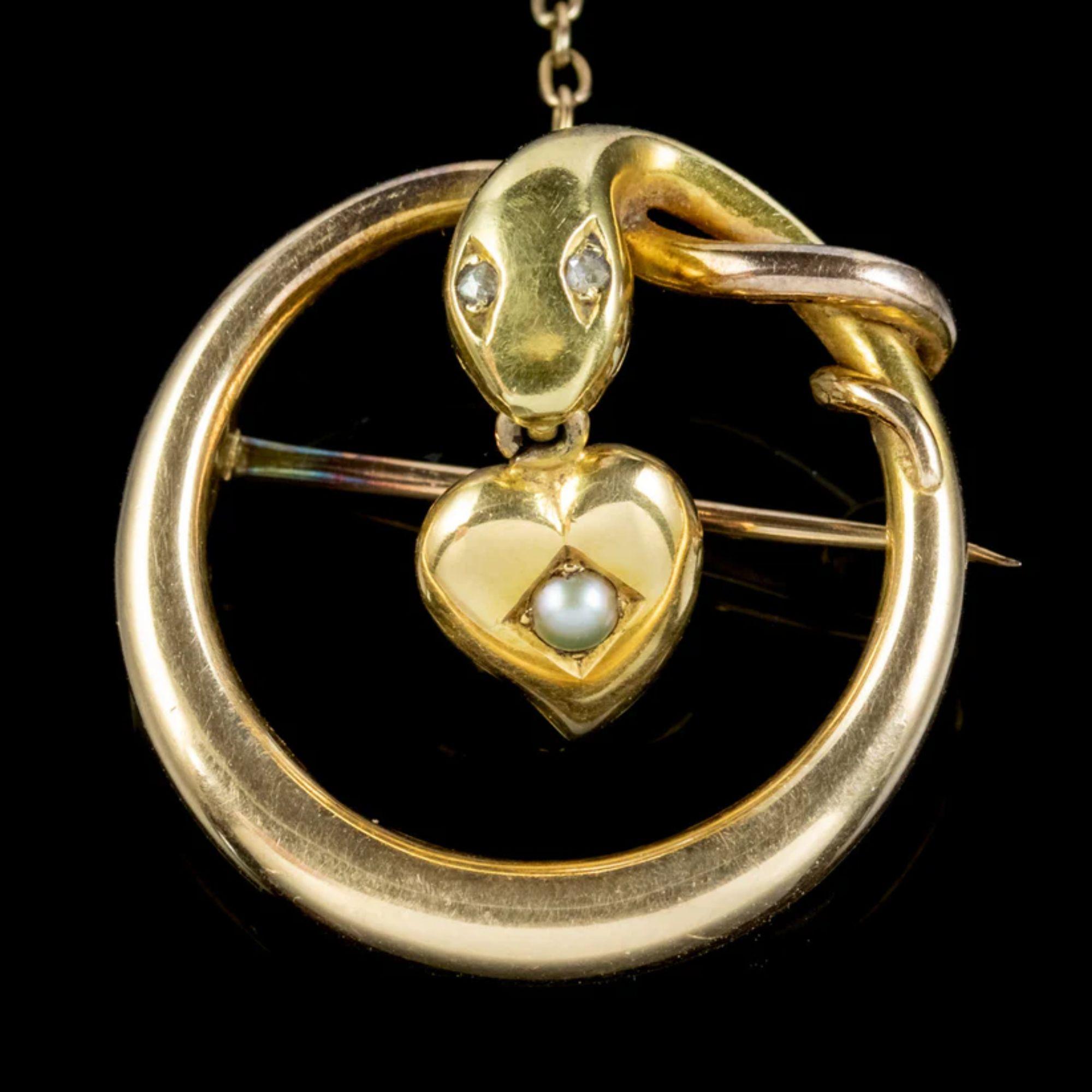 Taille rose Broche serpent victorienne ancienne en or 15 carats avec yeux de diamants et cœur en perles, c. 1880 en vente