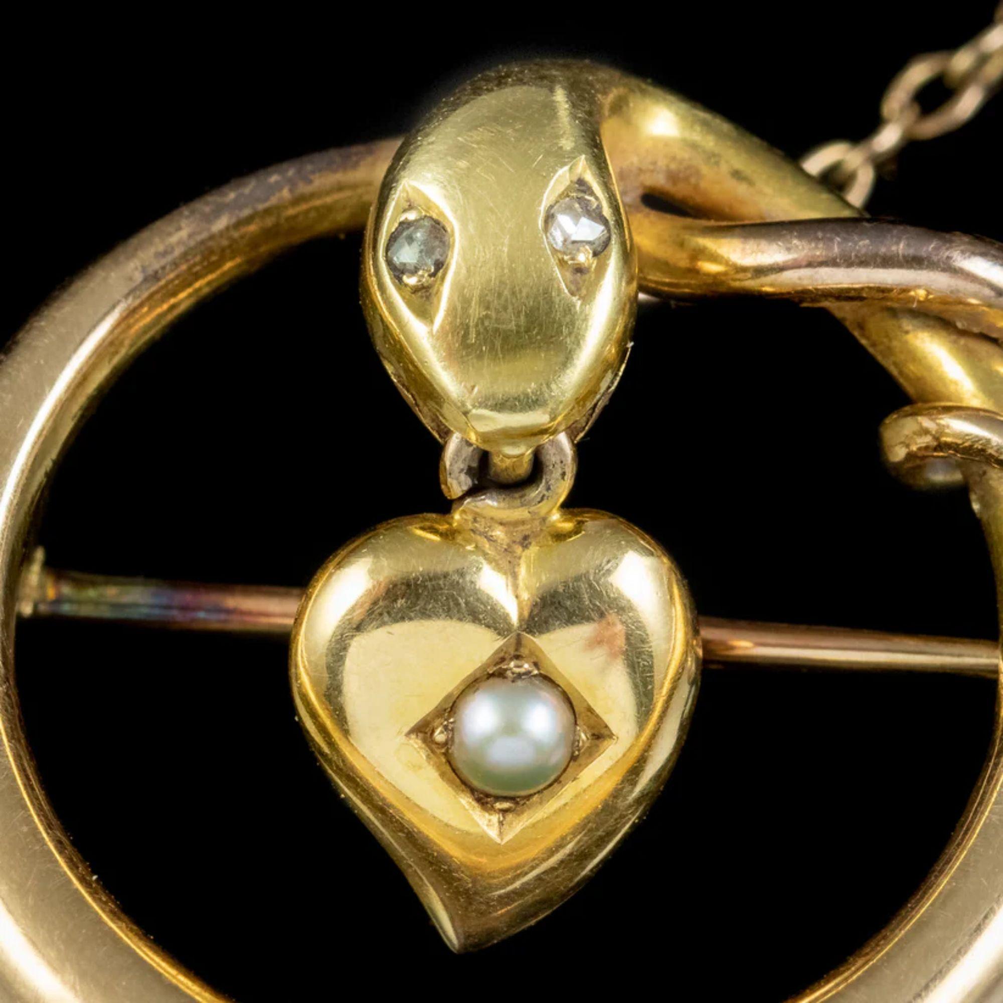 Broche serpent victorienne ancienne en or 15 carats avec yeux de diamants et cœur en perles, c. 1880 Pour femmes en vente