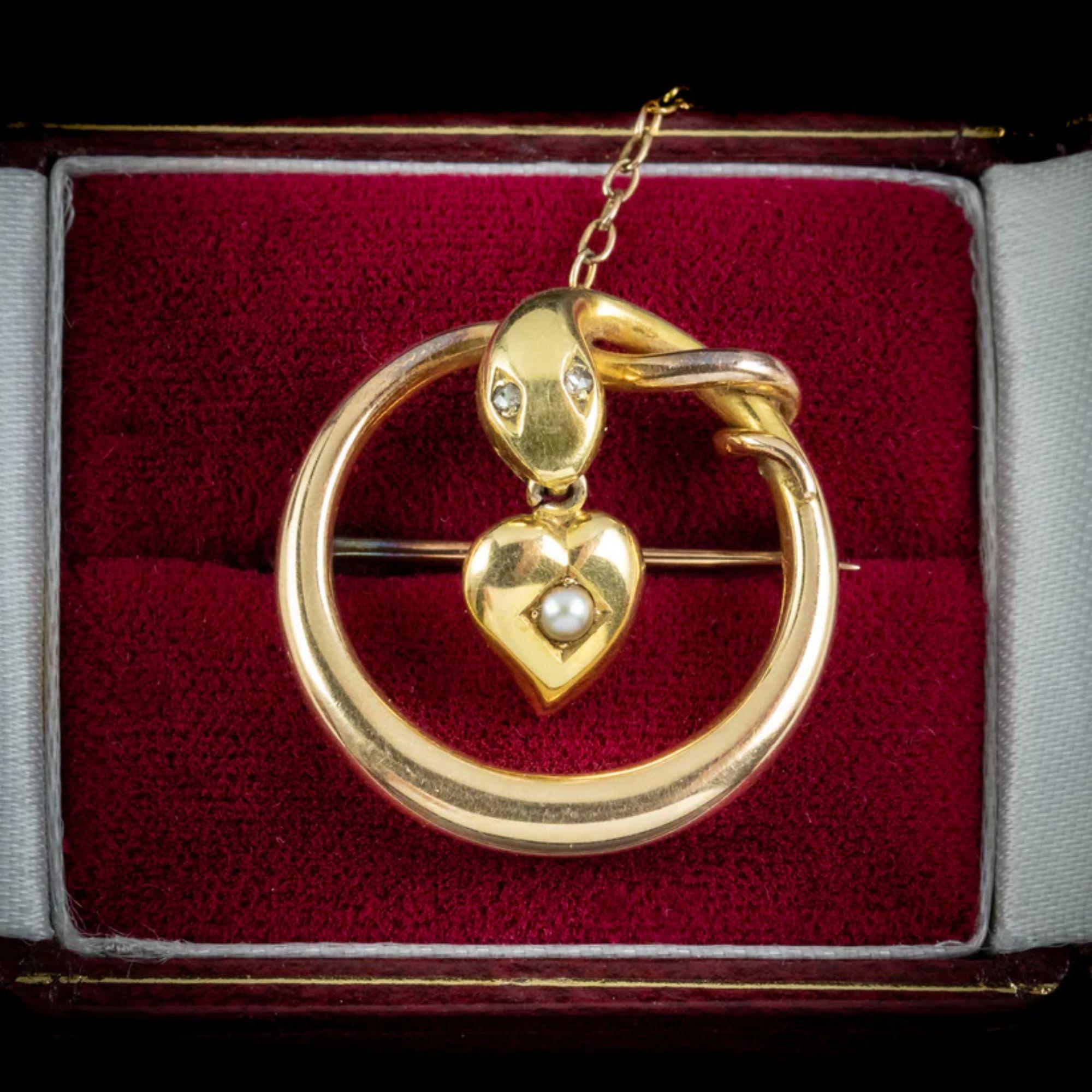 Broche serpent victorienne ancienne en or 15 carats avec yeux de diamants et cœur en perles, c. 1880 en vente 2