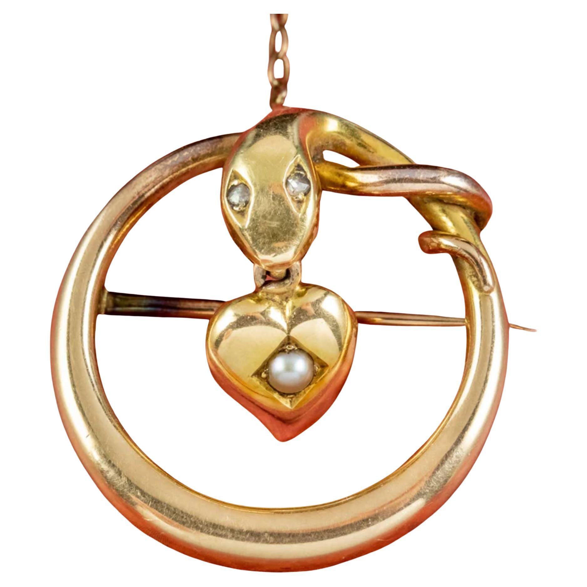 Broche serpent victorienne ancienne en or 15 carats avec yeux de diamants et cœur en perles, c. 1880 en vente