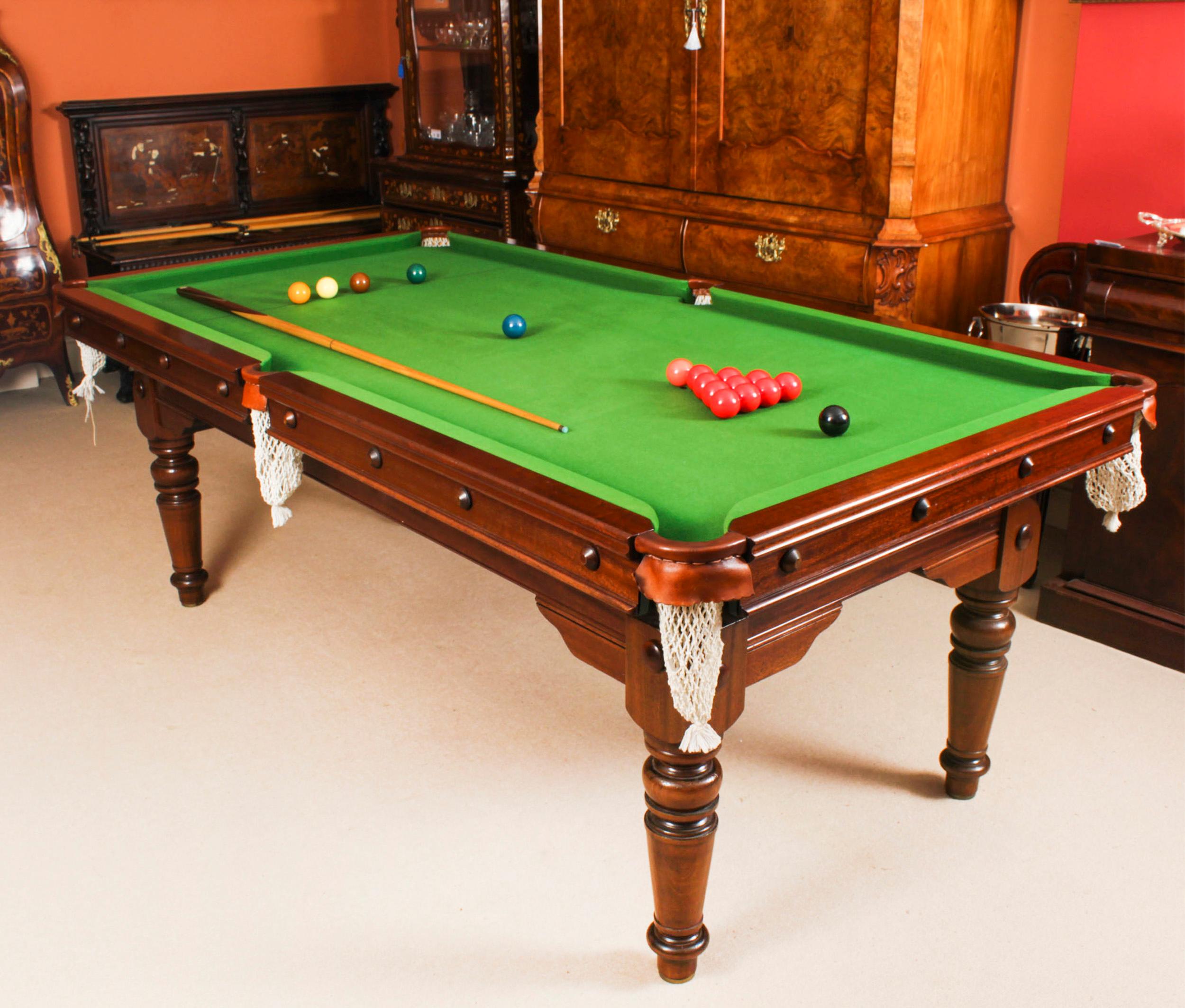 Eine hervorragende antike Edwardian metamorphic  Snooker-Billardtisch/Esstisch von E.J.Riley CIRCA 1900, restauriert von den bekannten Billardtischherstellern Hamilton & Tucker, mit einem Satz von acht Regency-Revival-Esszimmerstühlen.

Dieser Tisch