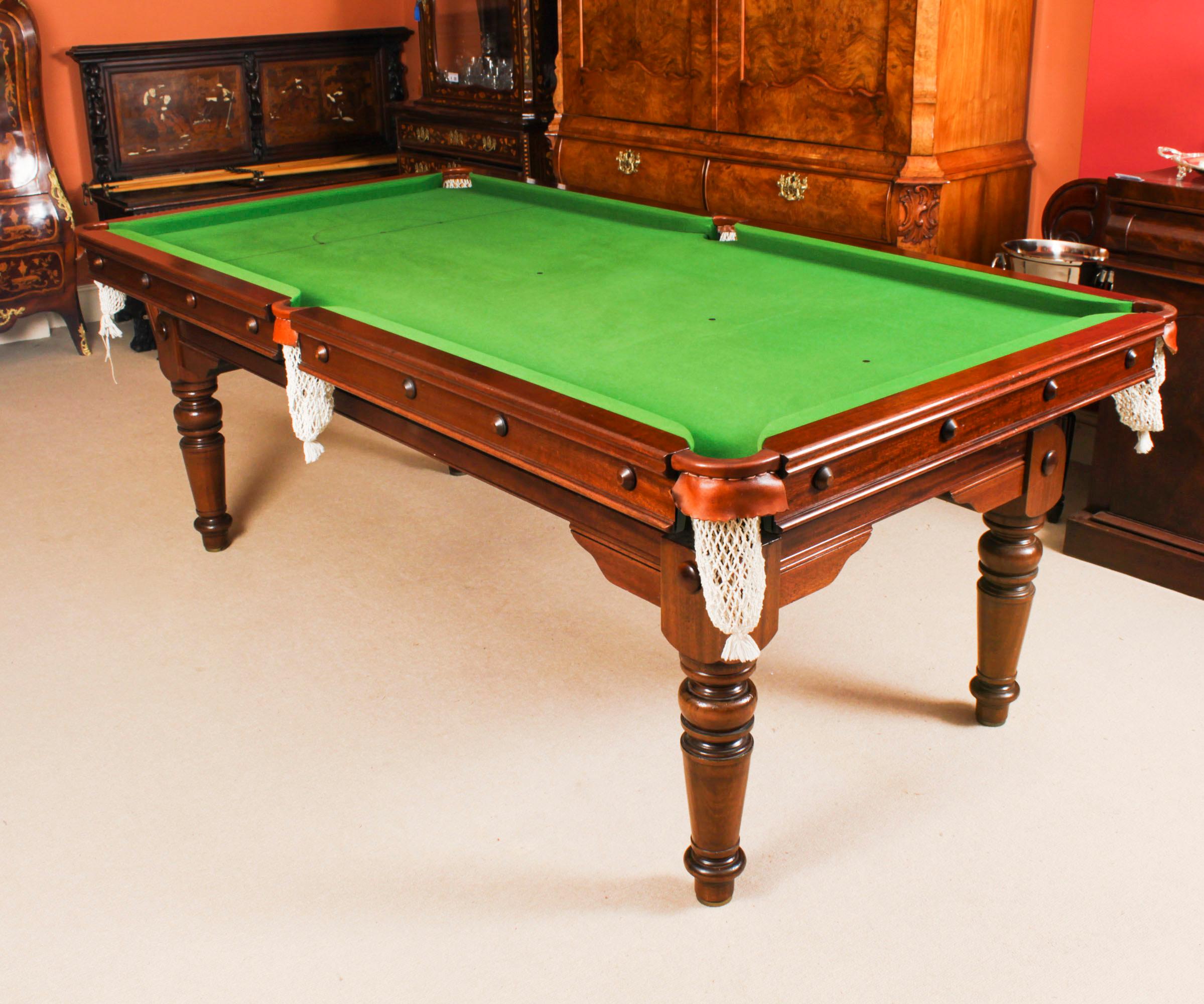 Un magnífico metamórfico eduardiano antiguo  mesa de billar snooker / mesa de comedor de E.J.Riley Circa 1900 en fecha restaurada por los renombrados fabricantes de mesas de billar Hamilton & Tucker.
 
Esta mesa destacará en tu salón, puede sentar