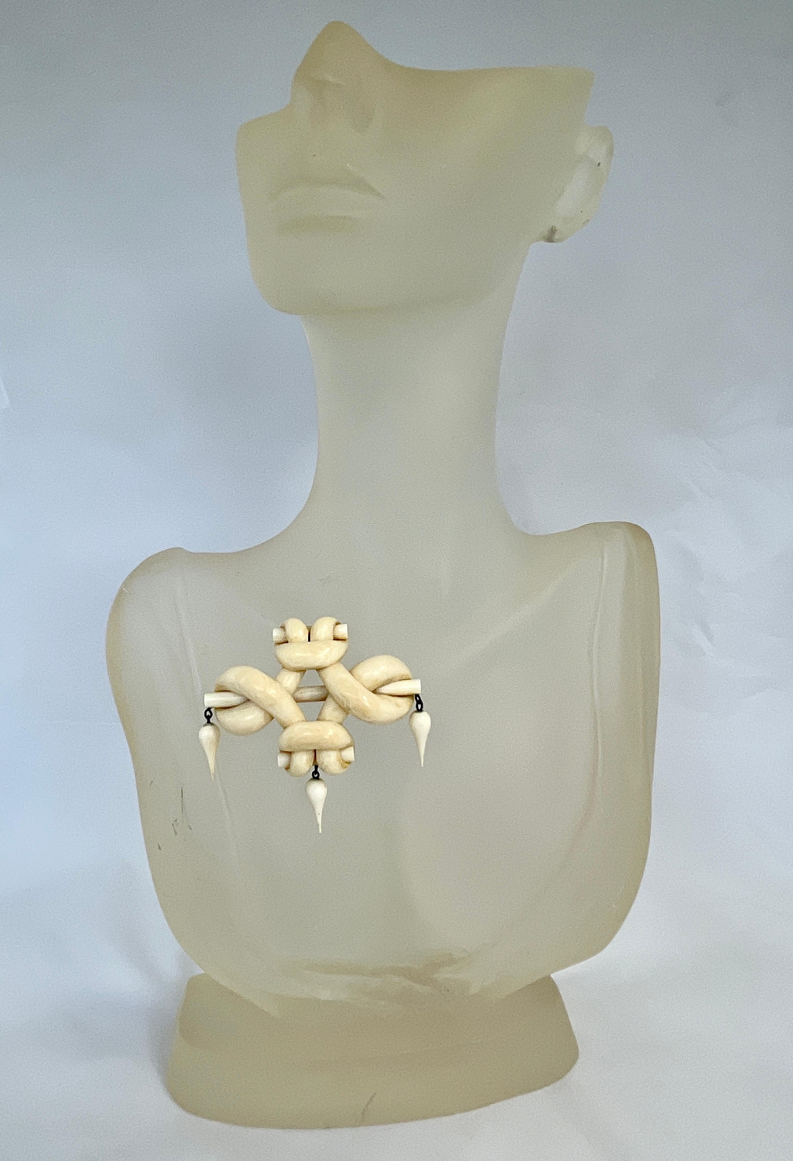 Antique Victorian Solid Carved Ivory Lovers Knot Brooch c1890s in Fitted Box In Good Condition In Mona Vale, NSW