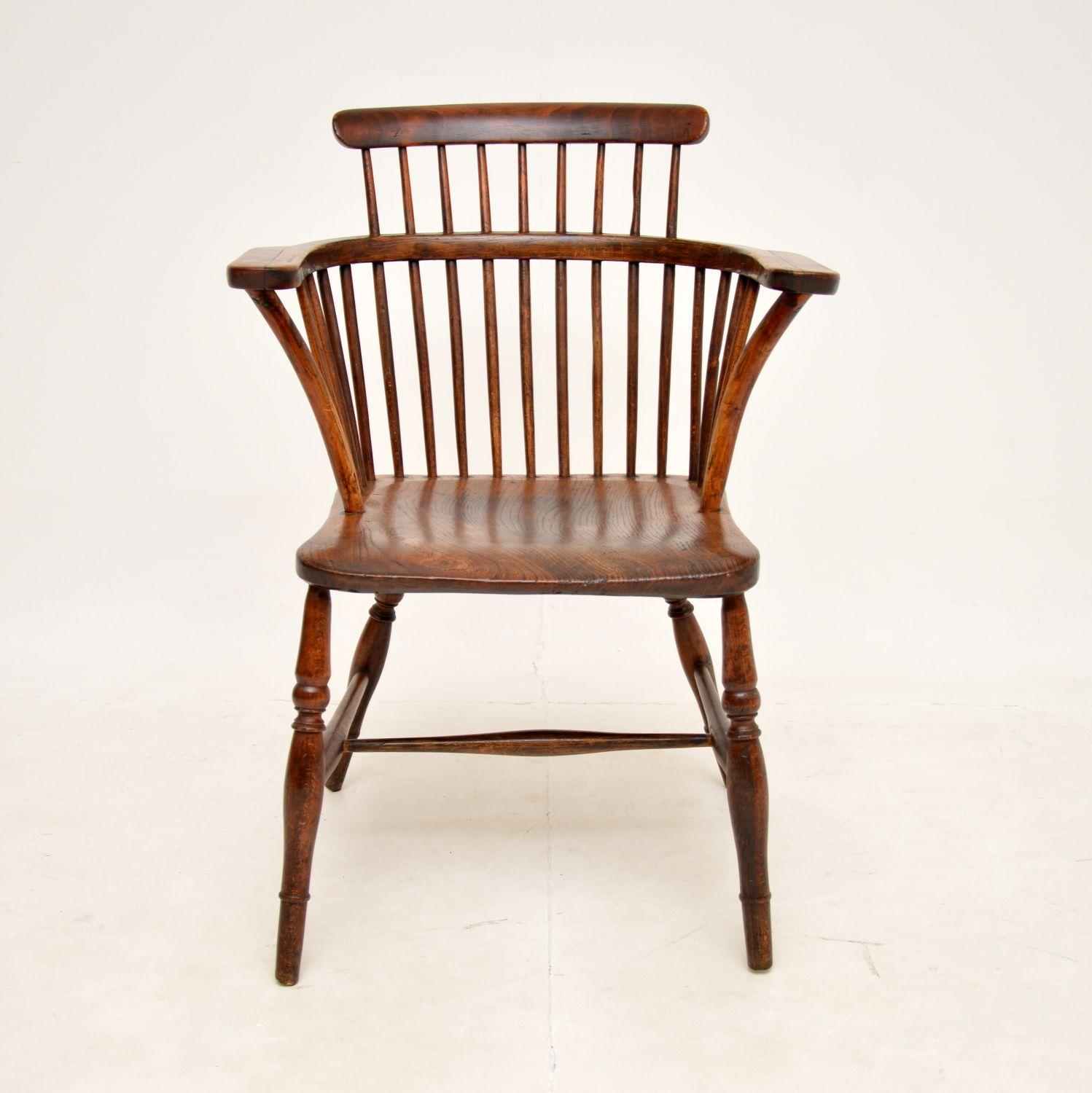 A fantastic original early 19th century Comb Back Windsor chair in solid elm. This was made in England, it dates from the 1820’s period.

It is of super quality with a beautiful design, very elegant yet sturdy. The turned legs have a turned