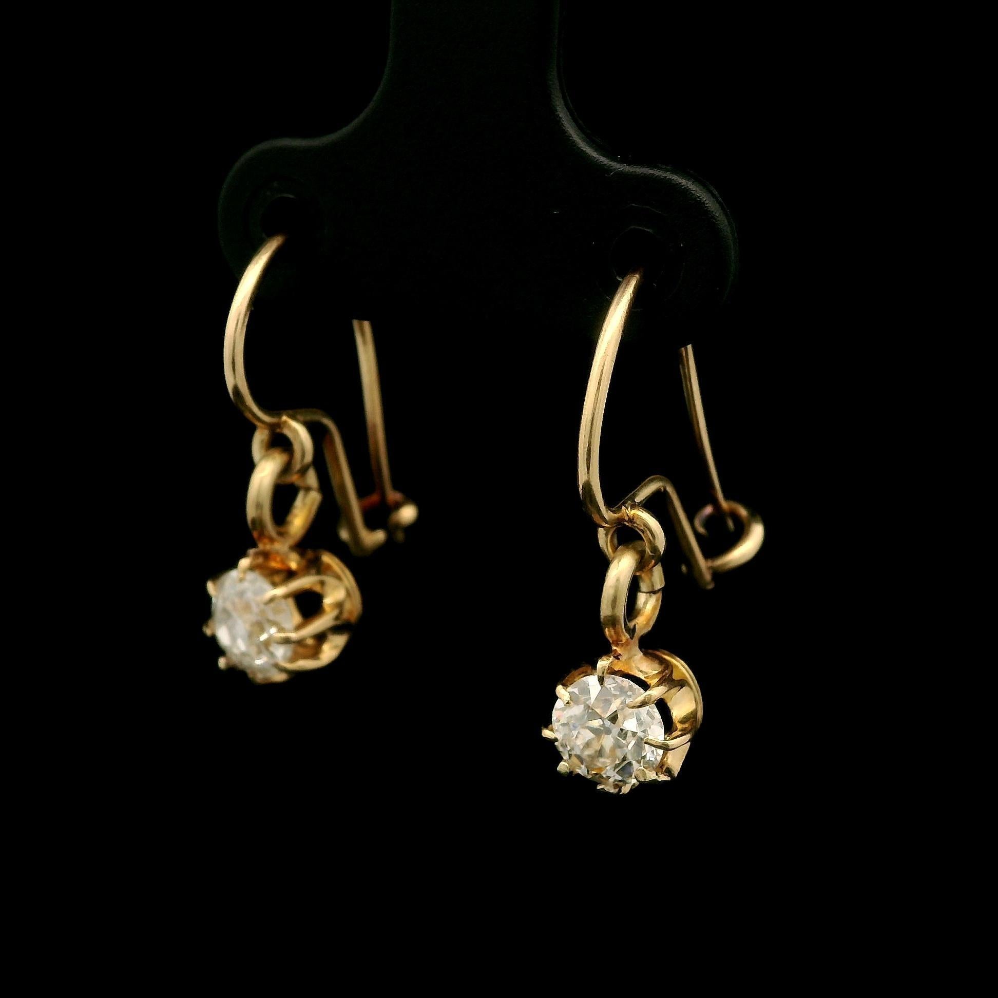 --Pietre: --
(2) Diamanti Nature originali - Taglio Old Mine - Buttercup Prong Set - Colore I/J - Purezza SI2/I1 - 1,0ctw (circa)

Materiale: Oro giallo massiccio 18k
Peso: 2.8 grammi
Fondello: Chiusura a filo con gancio (sono necessarie le orecchie