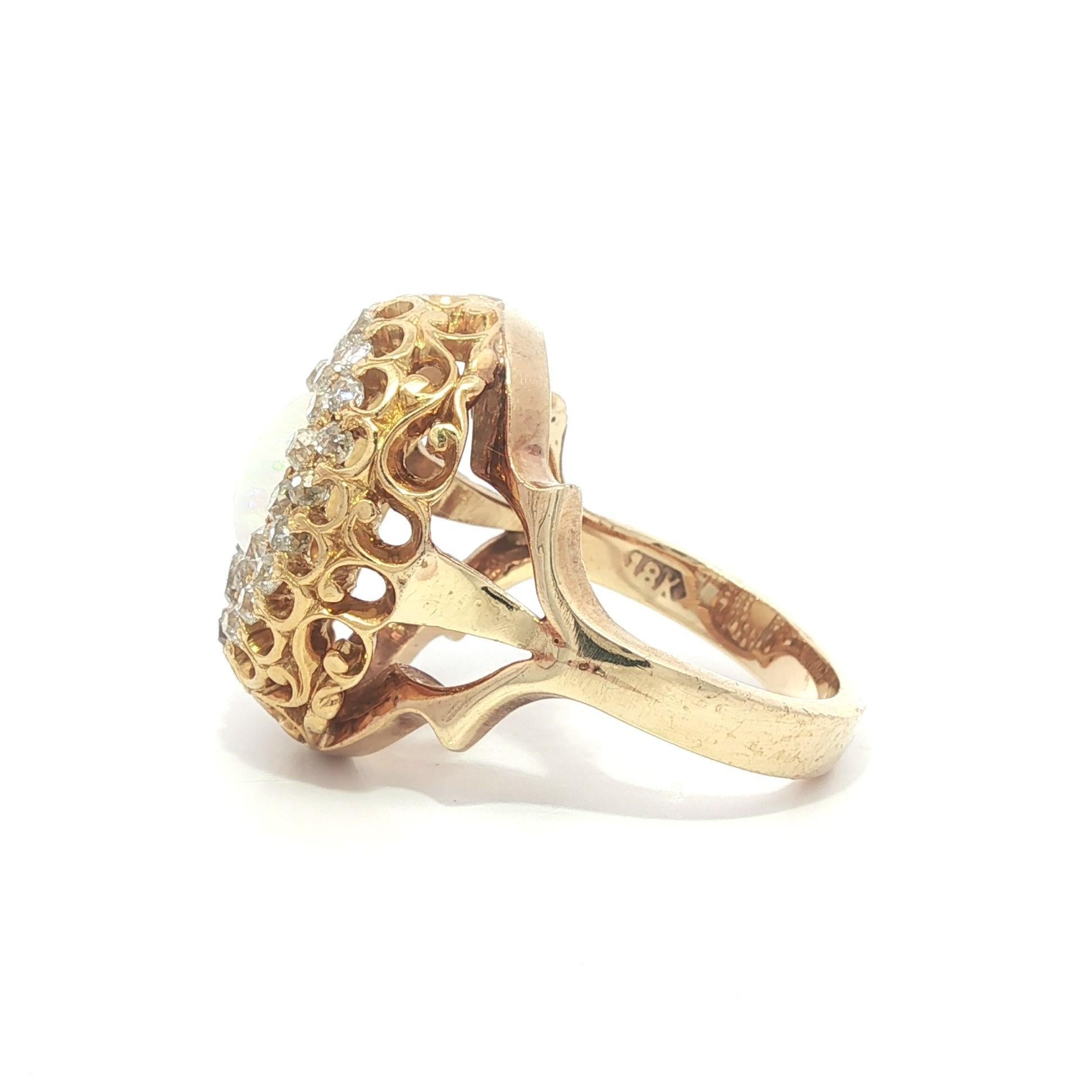 Antique Victorian Solid Gold Opal and Old Mine Cut Diamond Large Ring (Cabochon) im Angebot