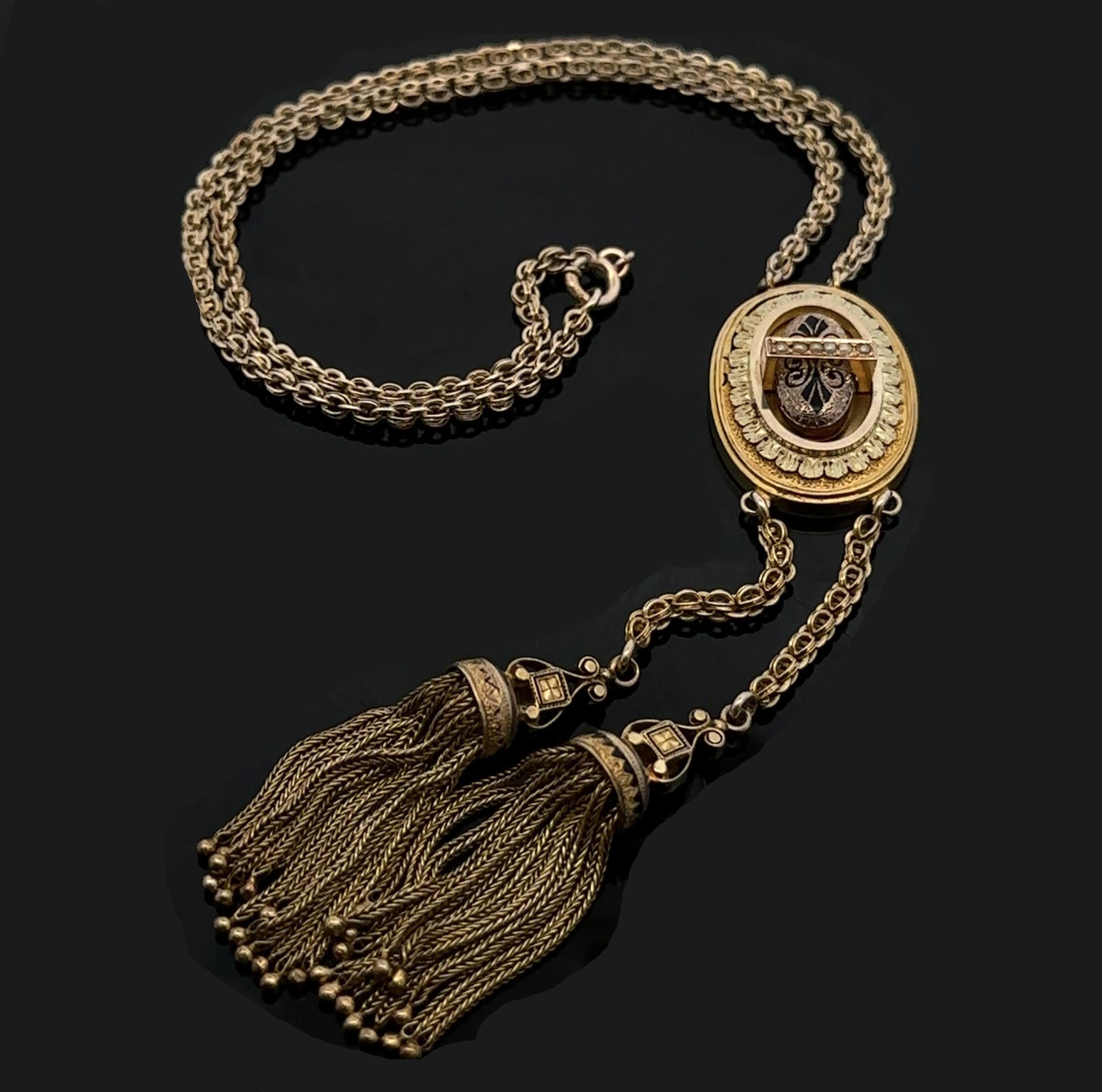 Taglio rotondo Antica collana vittoriana in oro massiccio con perle e smalto nero, collana a lutto con nappe pendenti in vendita