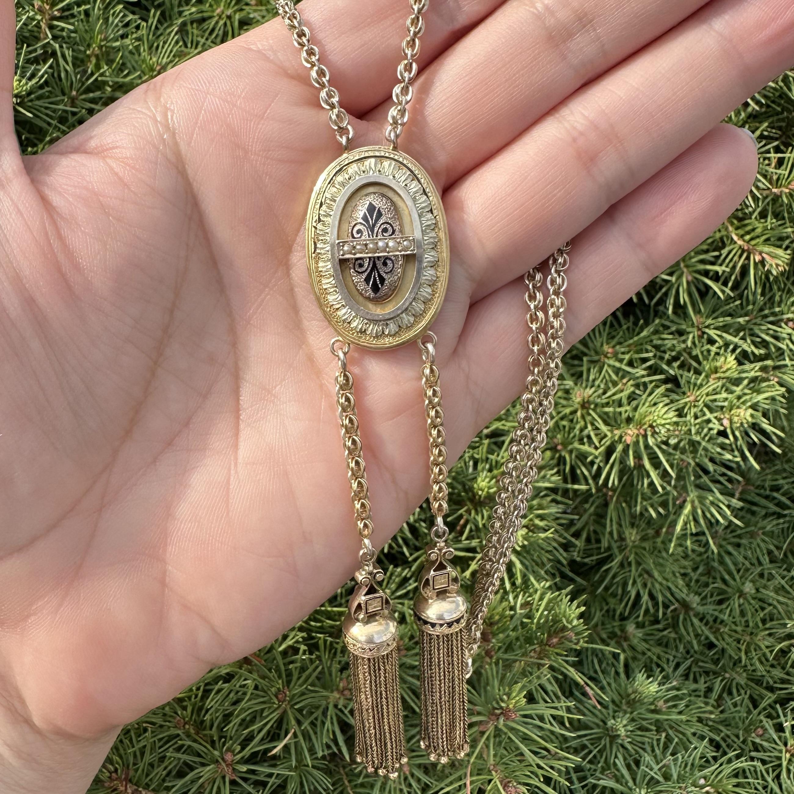 Antica collana vittoriana in oro massiccio con perle e smalto nero, collana a lutto con nappe pendenti in vendita 1