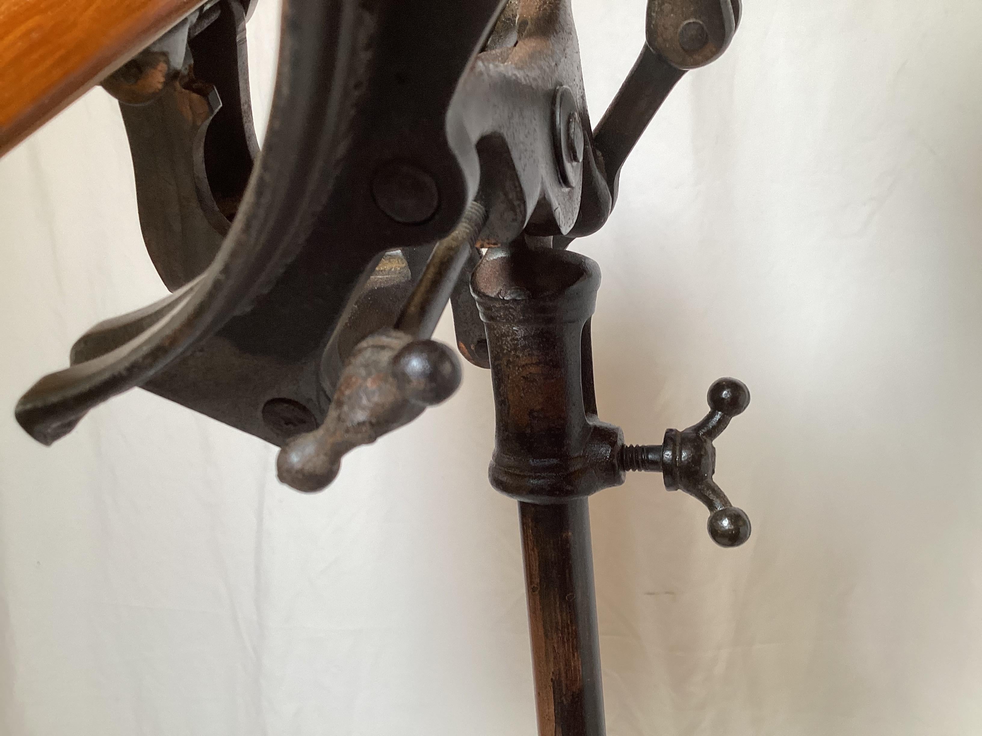 Ancien support de bibliothèque victorien en chêne massif et en fonte en vente 3