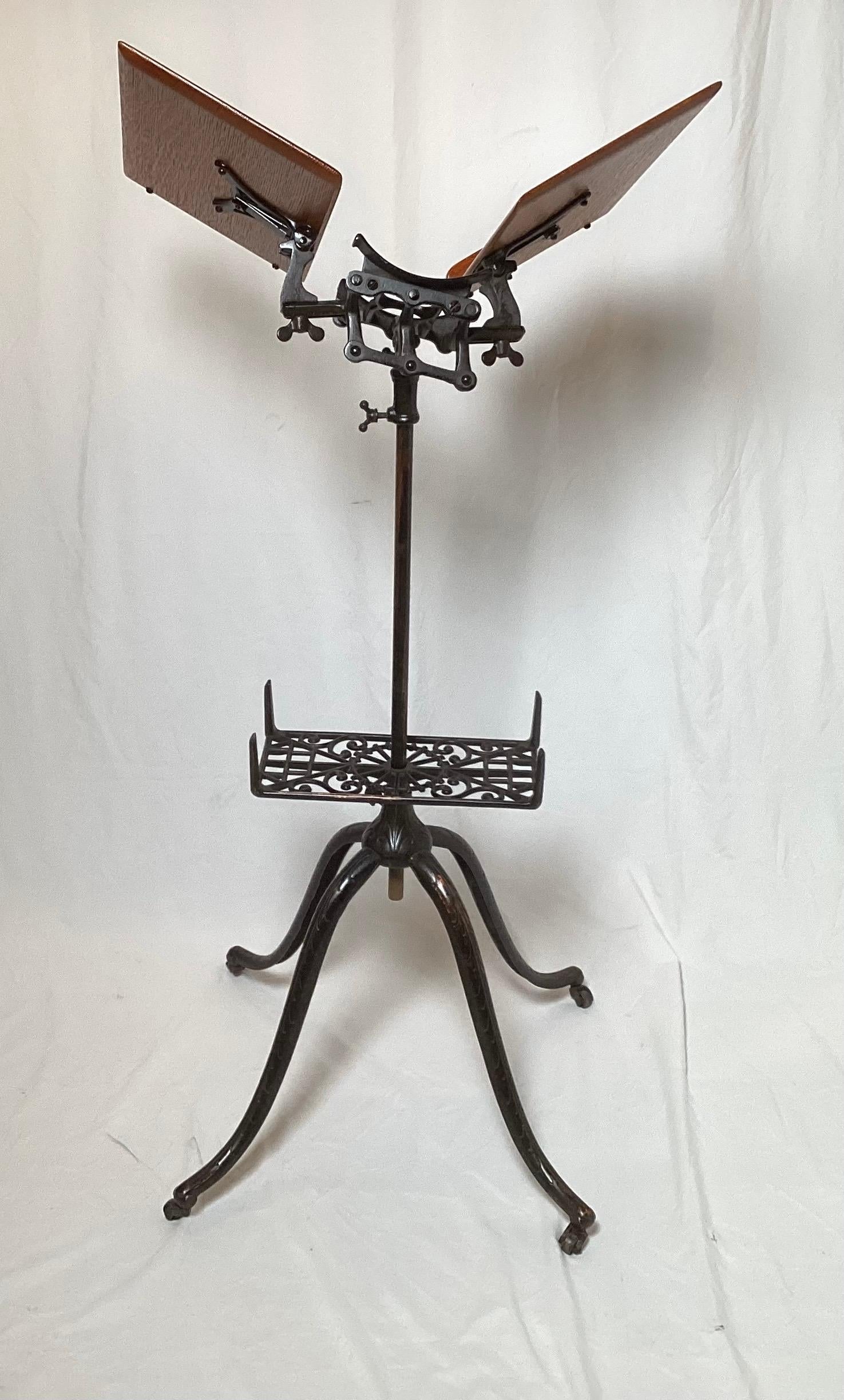 Victorien tardif Ancien support de bibliothèque victorien en chêne massif et en fonte en vente