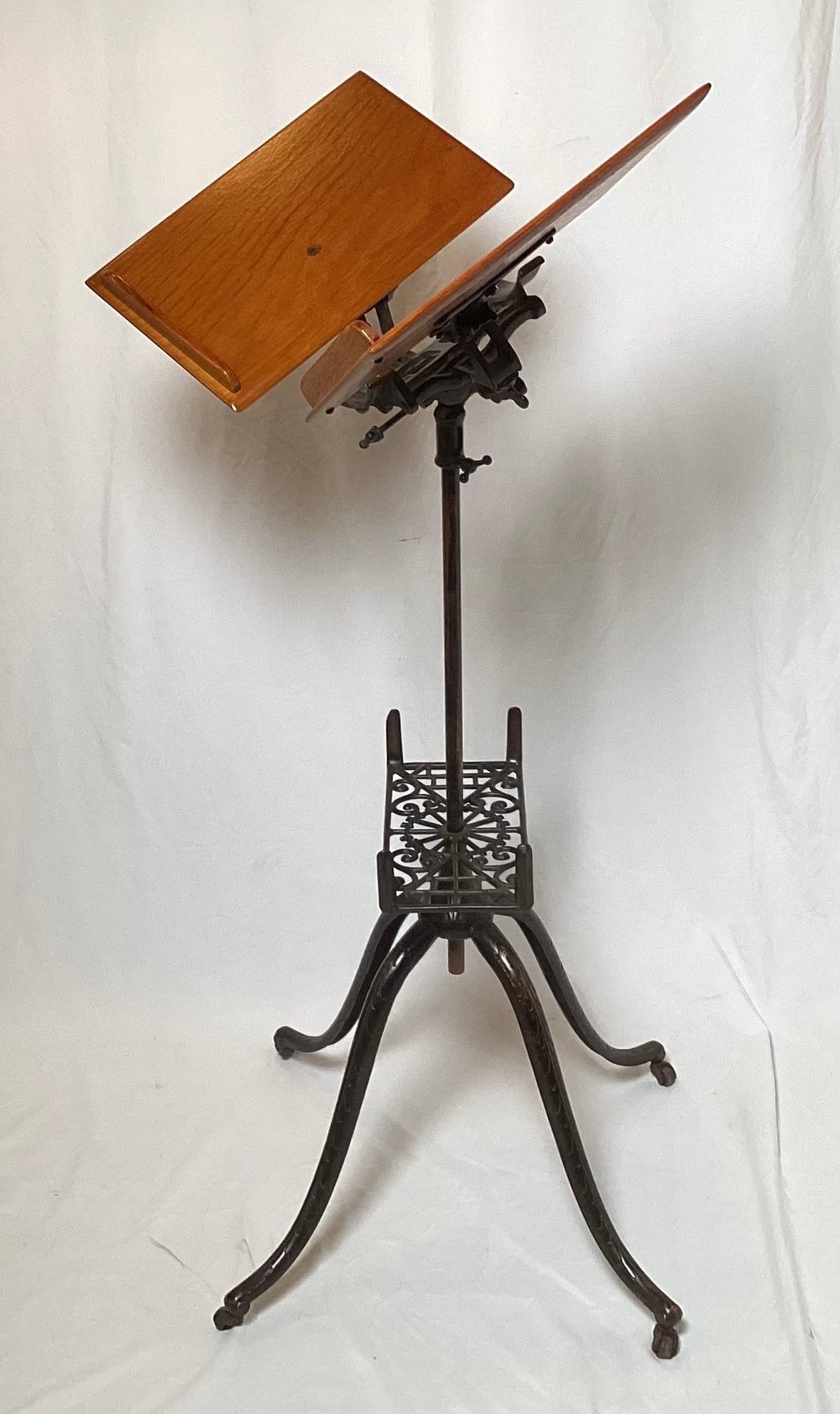 Ancien support de bibliothèque victorien en chêne massif et en fonte Excellent état - En vente à Lambertville, NJ