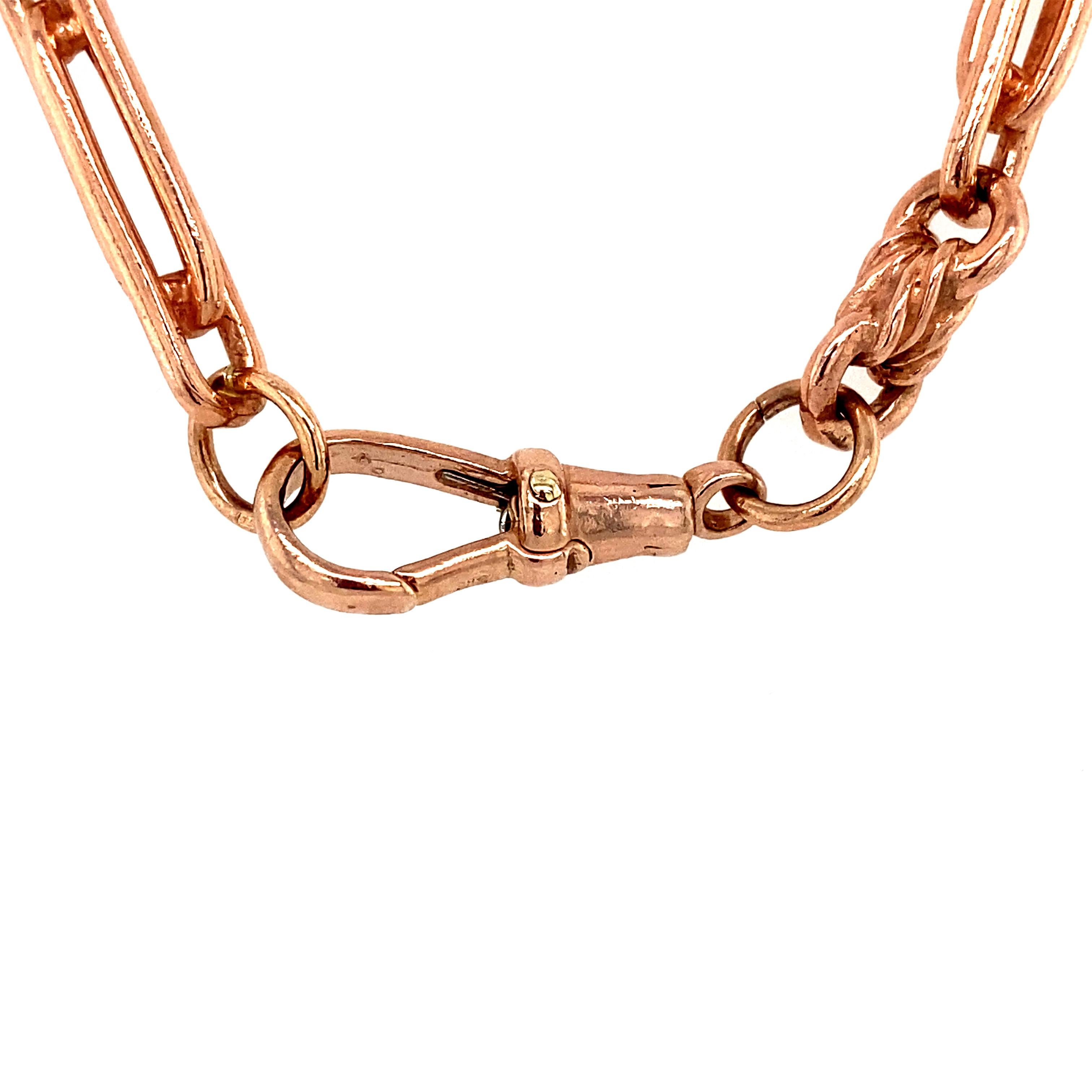 Diese Kette aus massivem Roségold, die ursprünglich eine Uhrenkette war, besteht aus gemusterten, ausgefallenen Gliedern. In der viktorianischen, edwardianischen und Art-déco-Ära trugen die Männer ihre Taschenuhren an diesen Ketten. 

Wir lieben es,