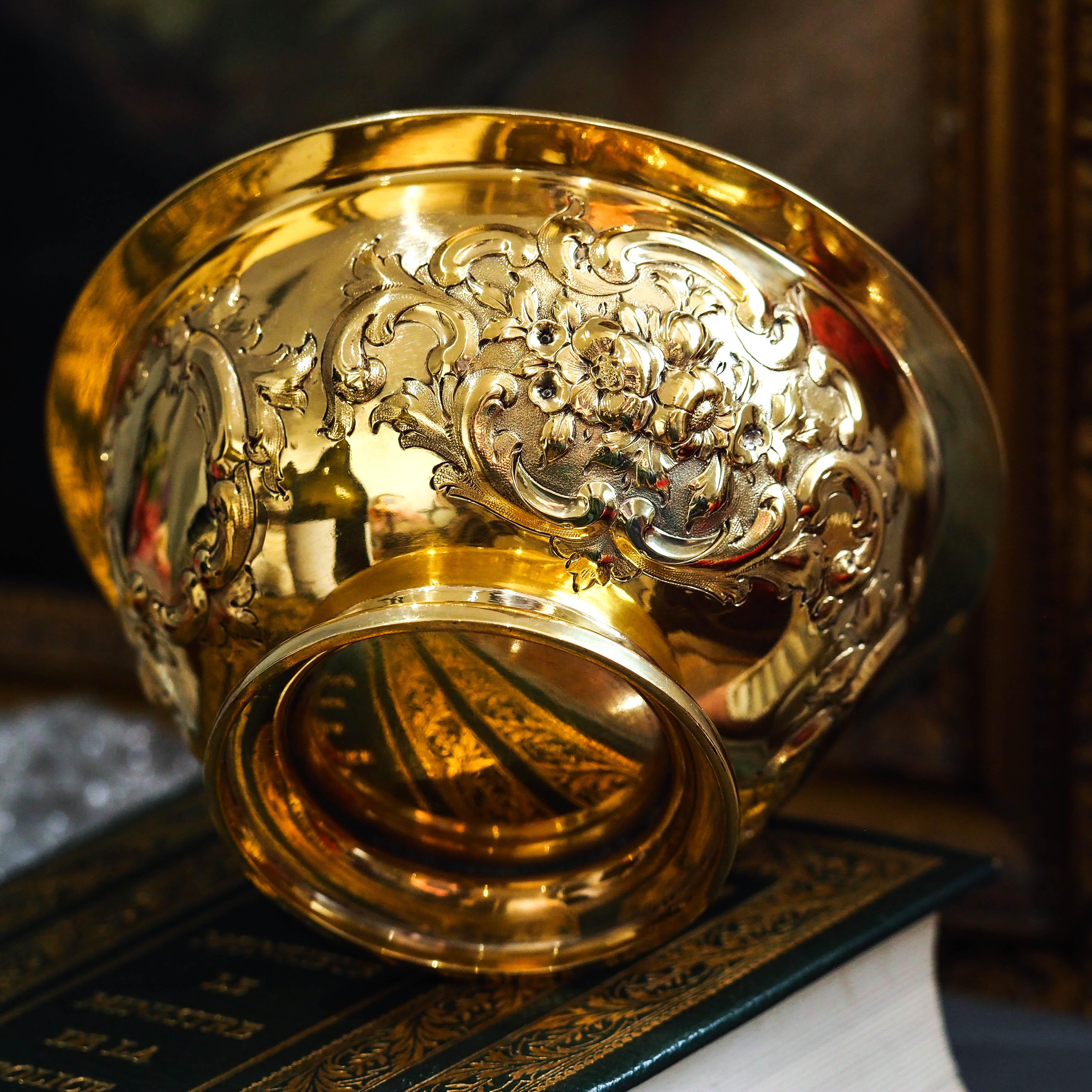 Antike viktorianische Schale aus massivem Silber, vergoldet, mit floralen Verzierungen - 1860 im Zustand „Gut“ im Angebot in London, GB