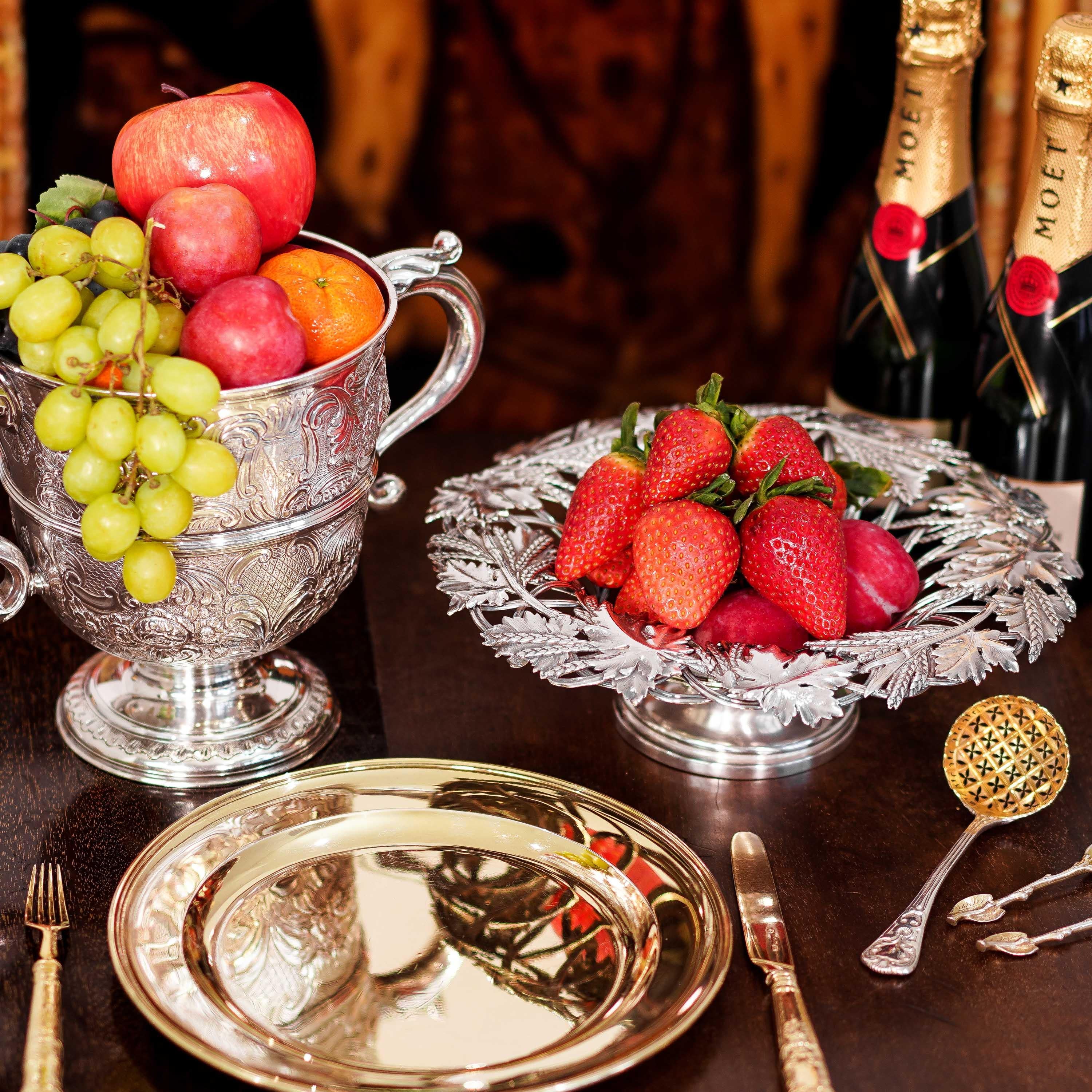 Nous avons le plaisir de vous proposer ce magnifique ensemble de six couteaux et fourchettes à fruits/dessert en argent massif doré. L'ensemble a été réalisé par l'orfèvre Aaron Hadfield de Sheffield en 1839.
 
Tous les couverts sont méticuleusement