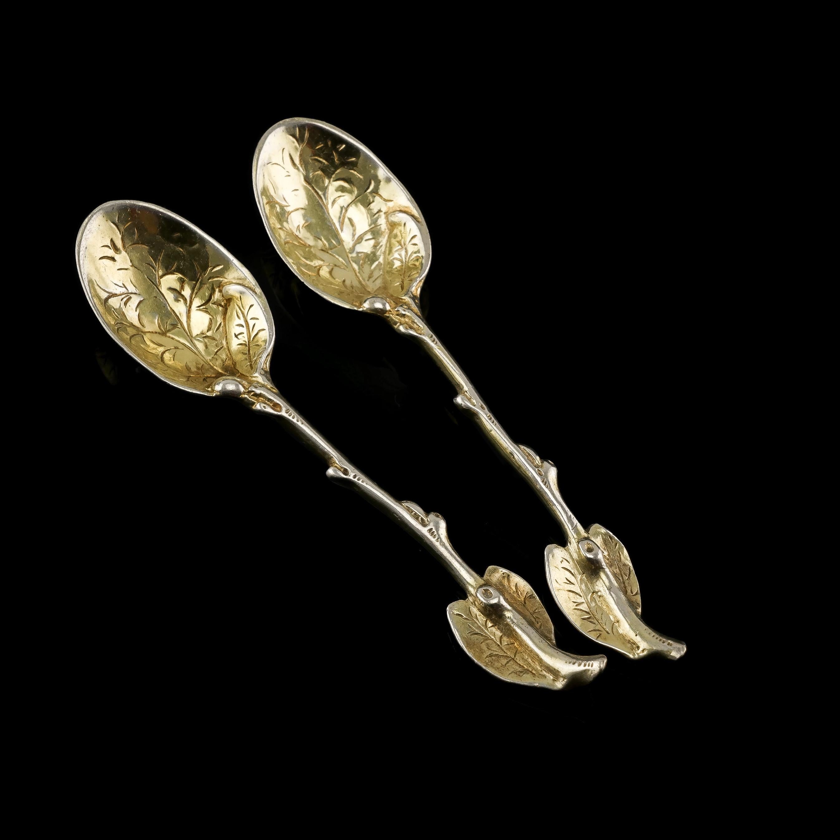 XIXe siècle Ancienne paire de cuillères victoriennes en argent massif doré à feuilles naturalistes, 1842 en vente
