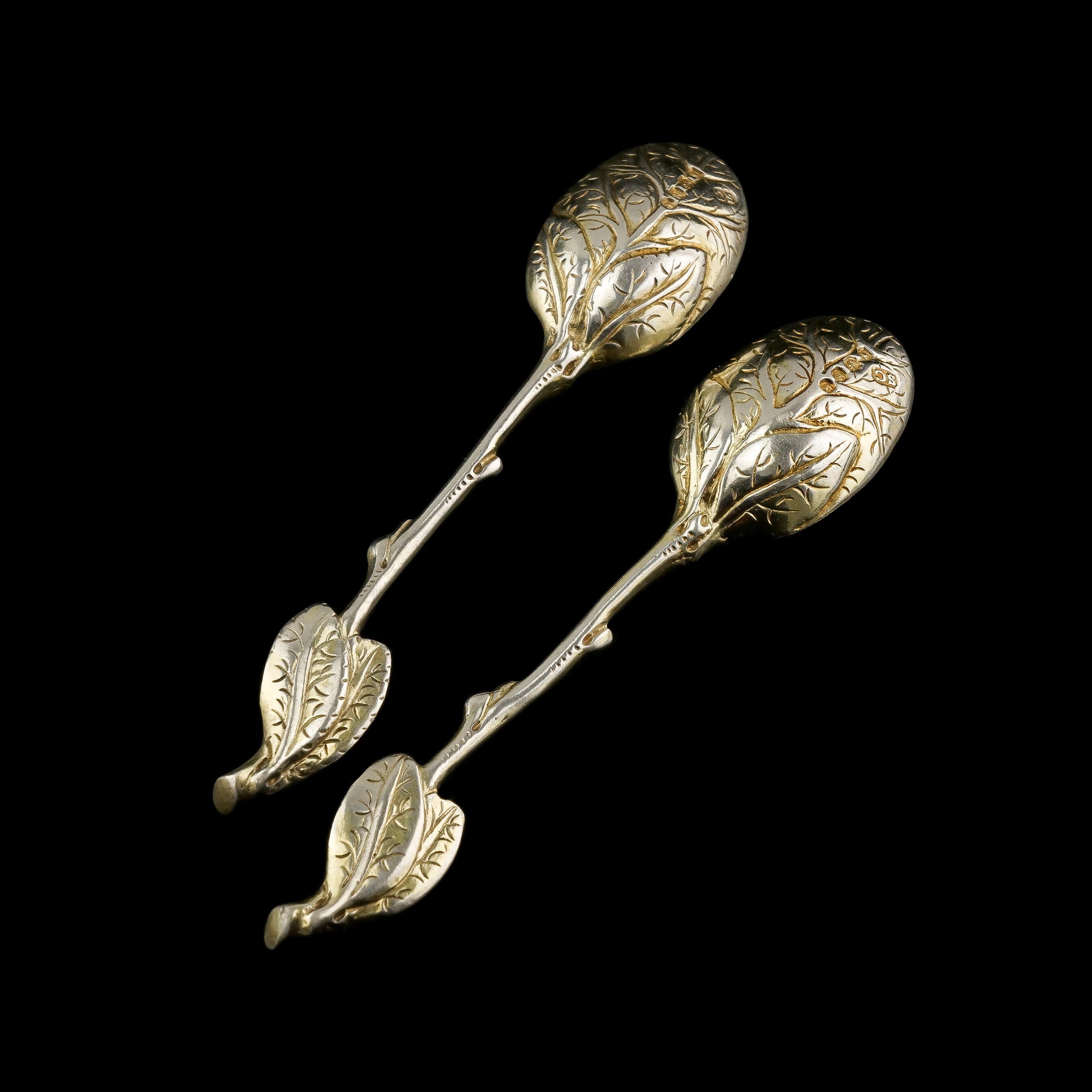 Argent sterling Ancienne paire de cuillères victoriennes en argent massif doré à feuilles naturalistes, 1842 en vente