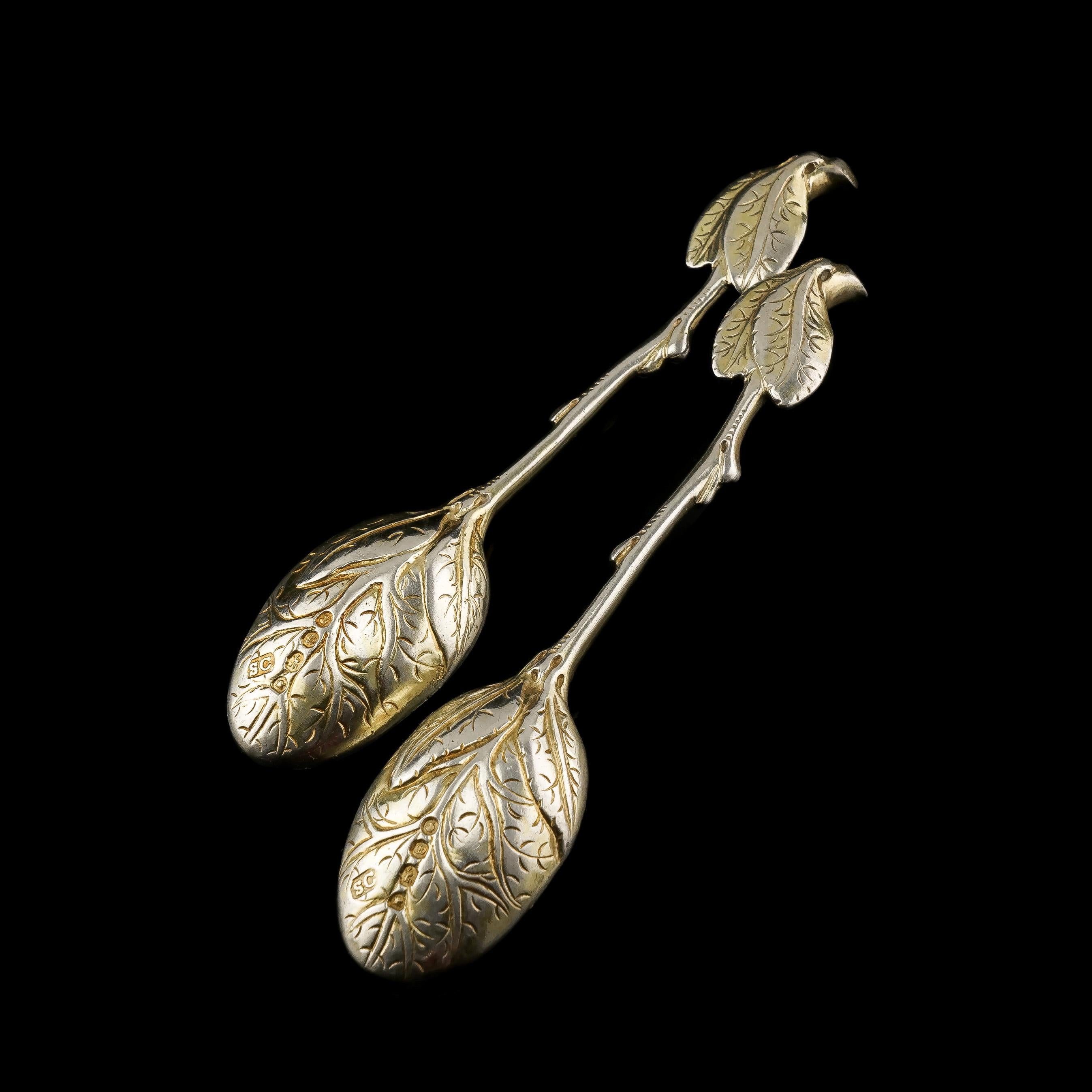 Ancienne paire de cuillères victoriennes en argent massif doré à feuilles naturalistes, 1842 en vente 1