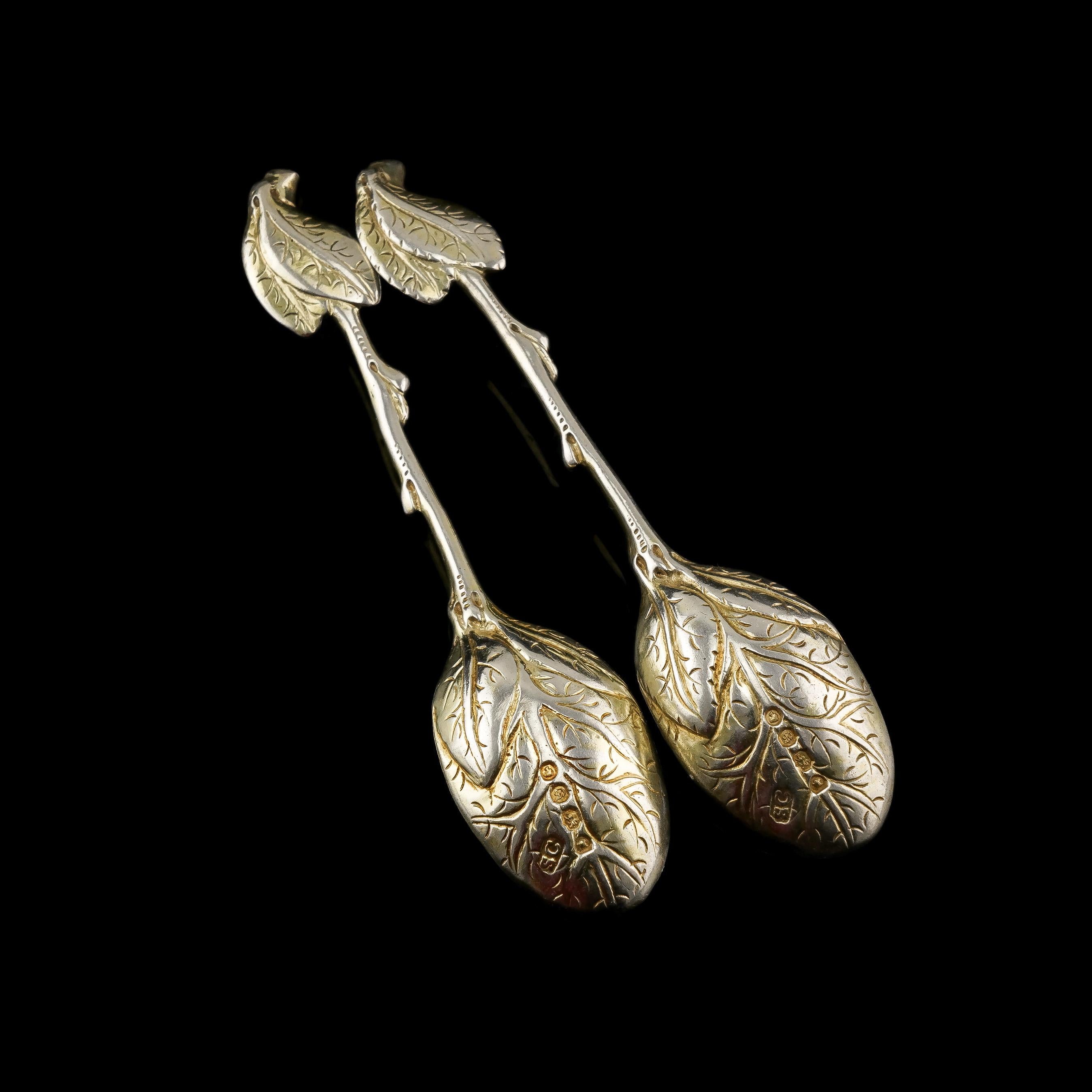 Ancienne paire de cuillères victoriennes en argent massif doré à feuilles naturalistes, 1842 en vente 2