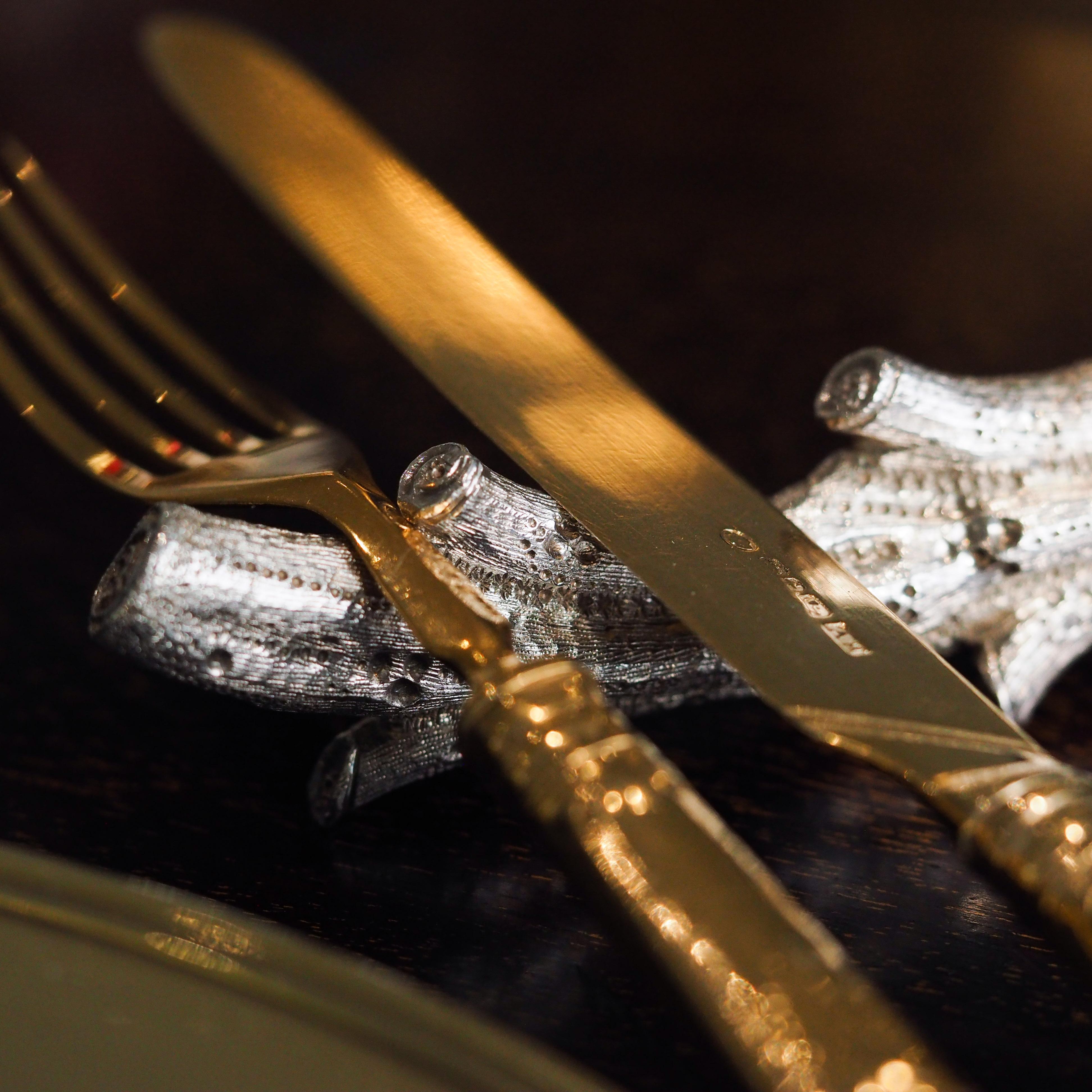 Siamo lieti di offrire questa rara e squisita coppia di antichi portaposate in argento massiccio realizzati in epoca vittoriana con il marchio del produttore J.R&S. (forse James Rettie & Son).
 
La coppia è realizzata nel più meraviglioso stile