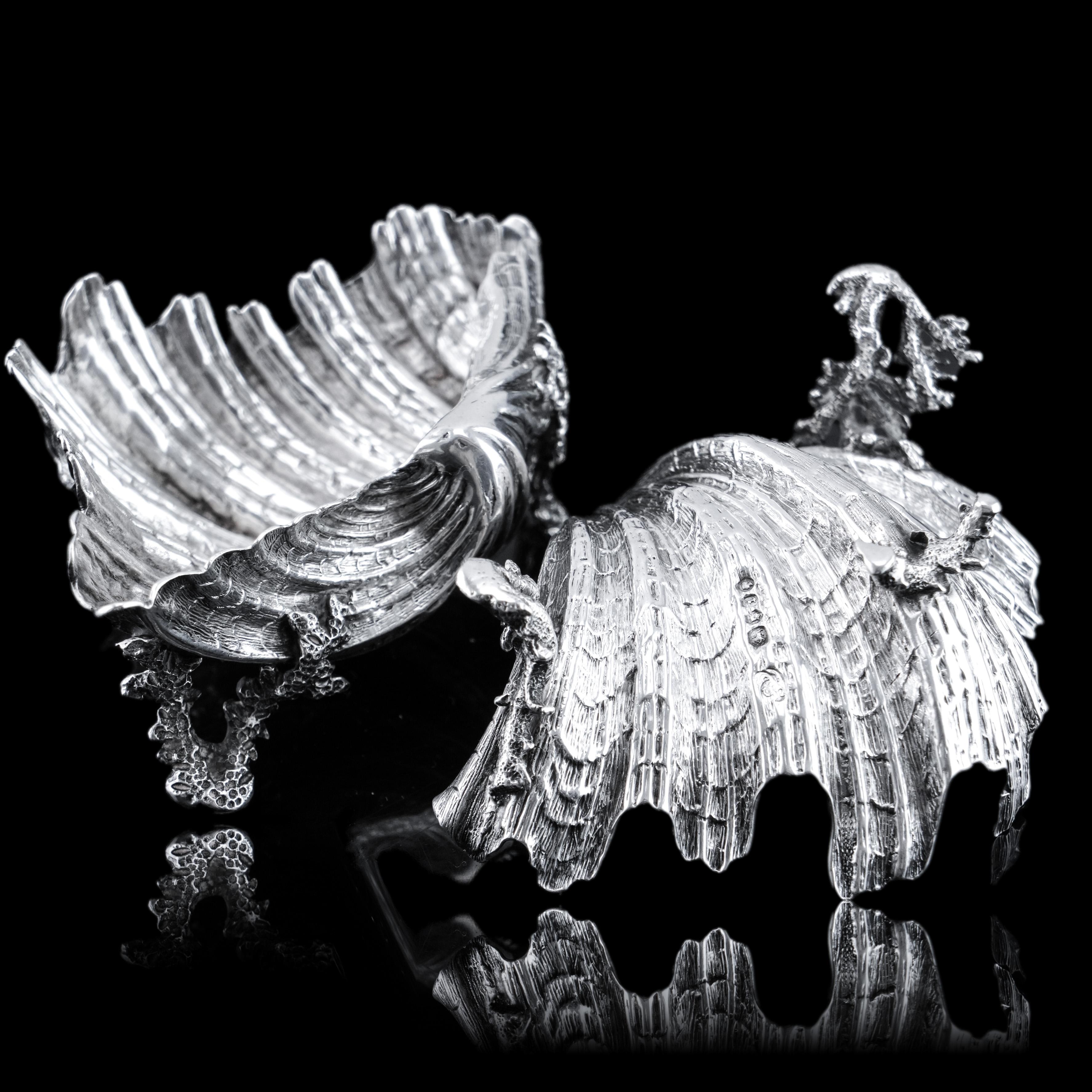 Antiguo par de saleros/mantequilleros victorianos de plata maciza Shell - Stephen Smith 1866 en venta 5