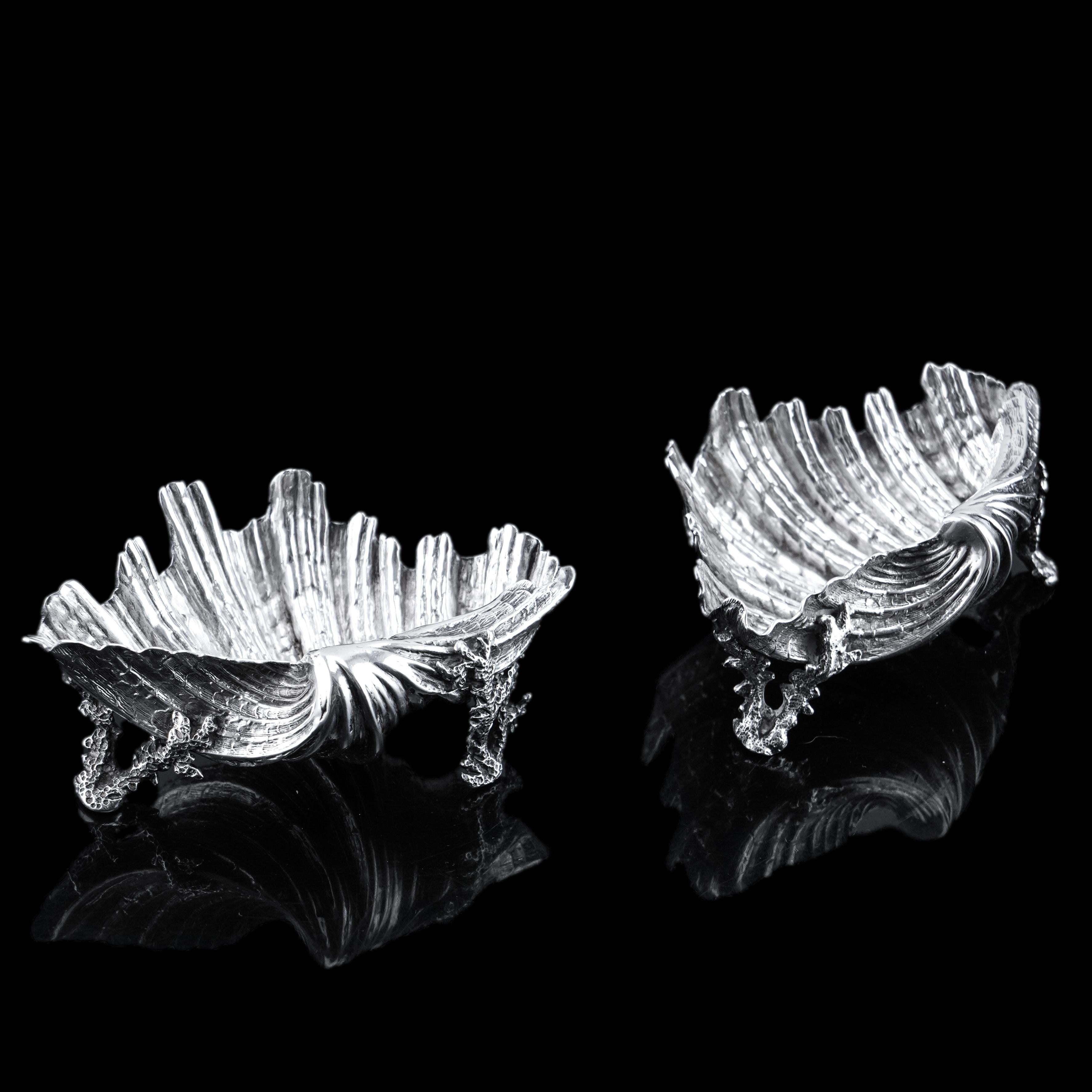 Antiguo par de saleros/mantequilleros victorianos de plata maciza Shell - Stephen Smith 1866 en venta 12