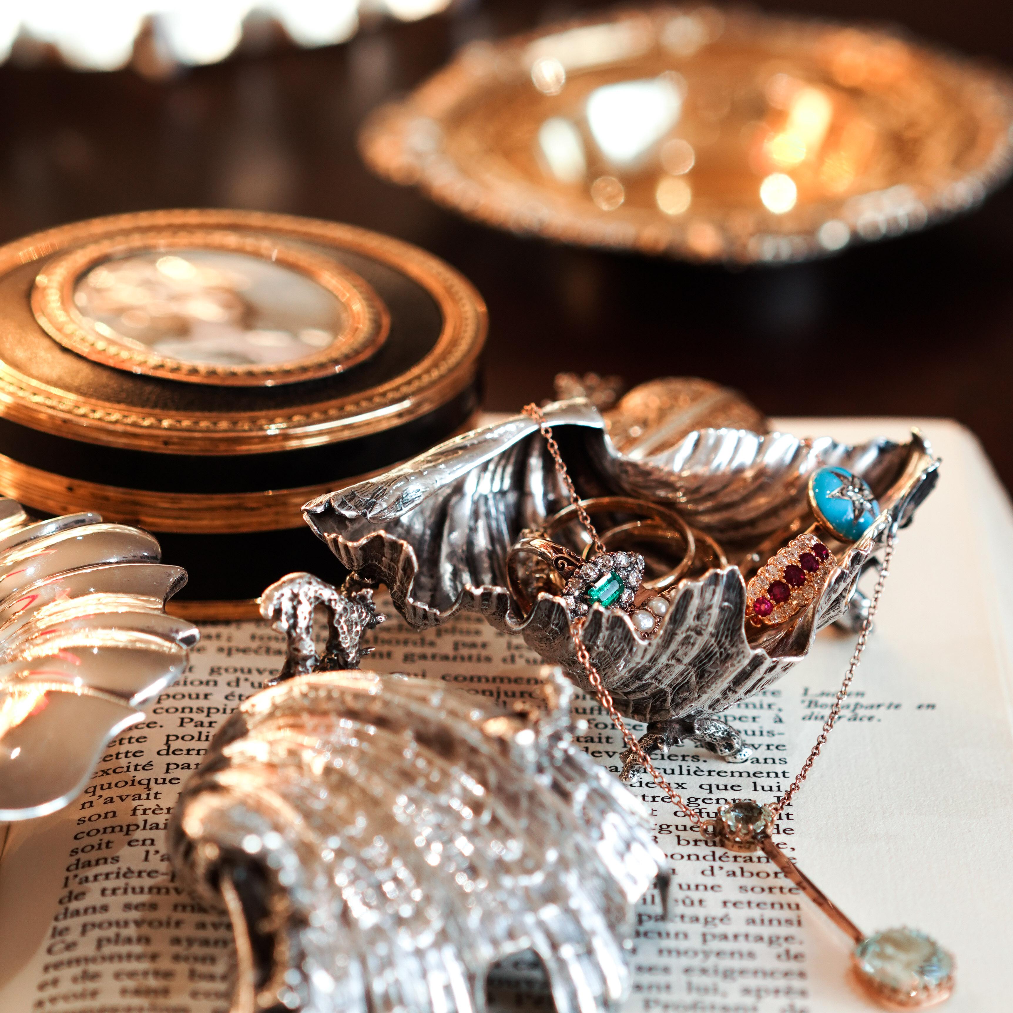 Estamos encantados de ofrecer este magnífico y raro salero/mantequillero victoriano de concha de plata maciza con marcas de Stephen Smith, Londres 1876.

A primera vista, esta maravillosa concha de plata es una obra de arte escultórica por derecho