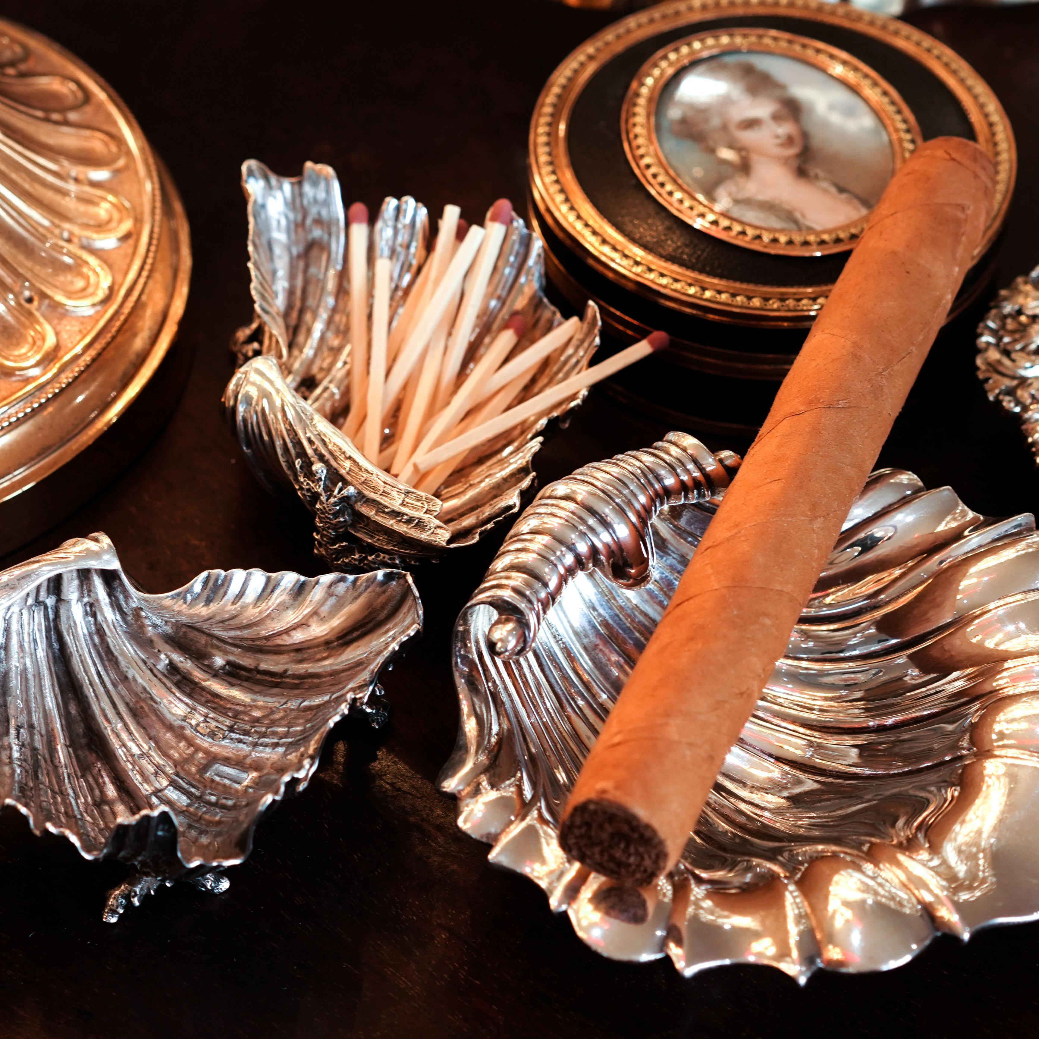Antiguo par de saleros/mantequilleros victorianos de plata maciza Shell - Stephen Smith 1866 en Bueno estado para la venta en London, GB
