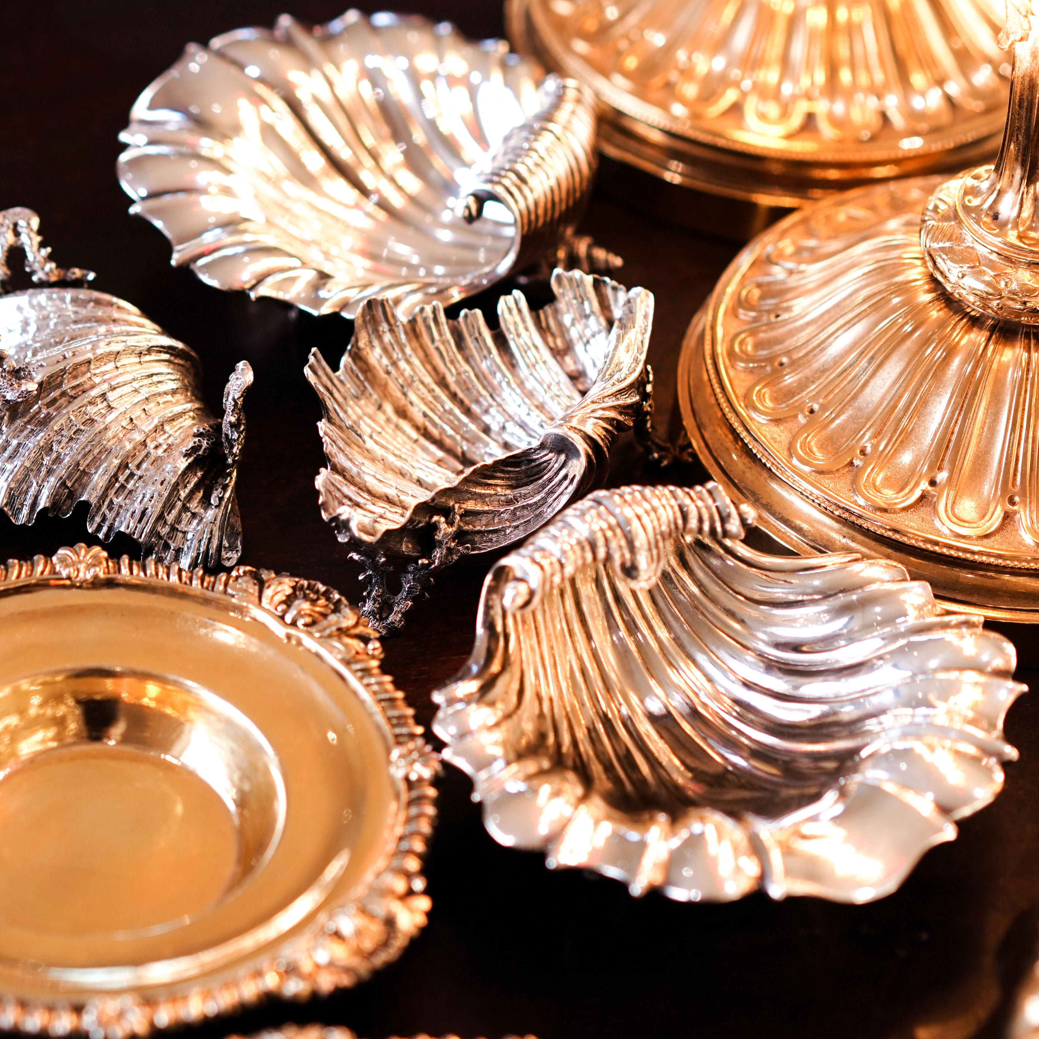 Antiguo par de saleros/mantequilleros victorianos de plata maciza Shell - Stephen Smith 1866 siglo XIX en venta
