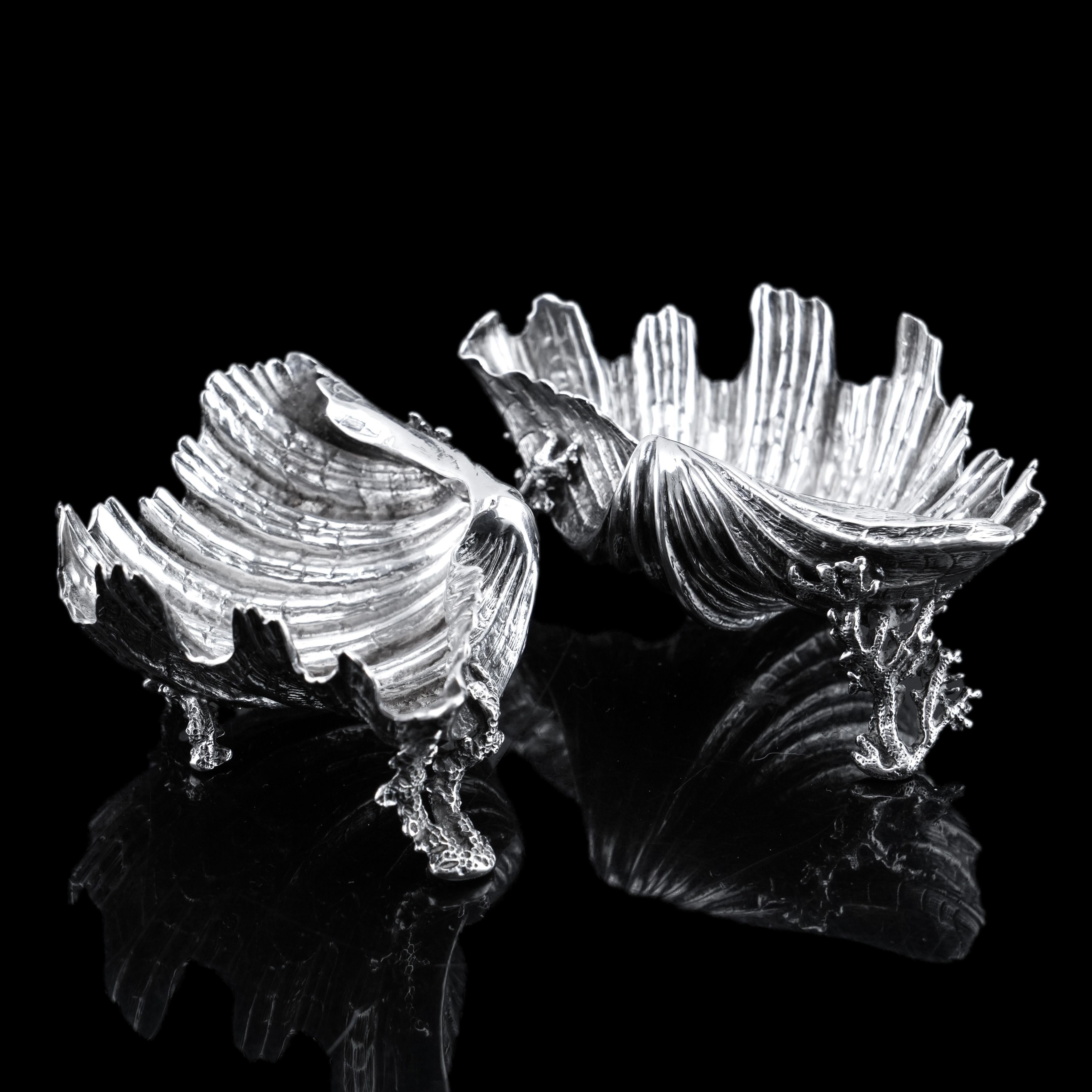 Antiguo par de saleros/mantequilleros victorianos de plata maciza Shell - Stephen Smith 1866 en venta 2