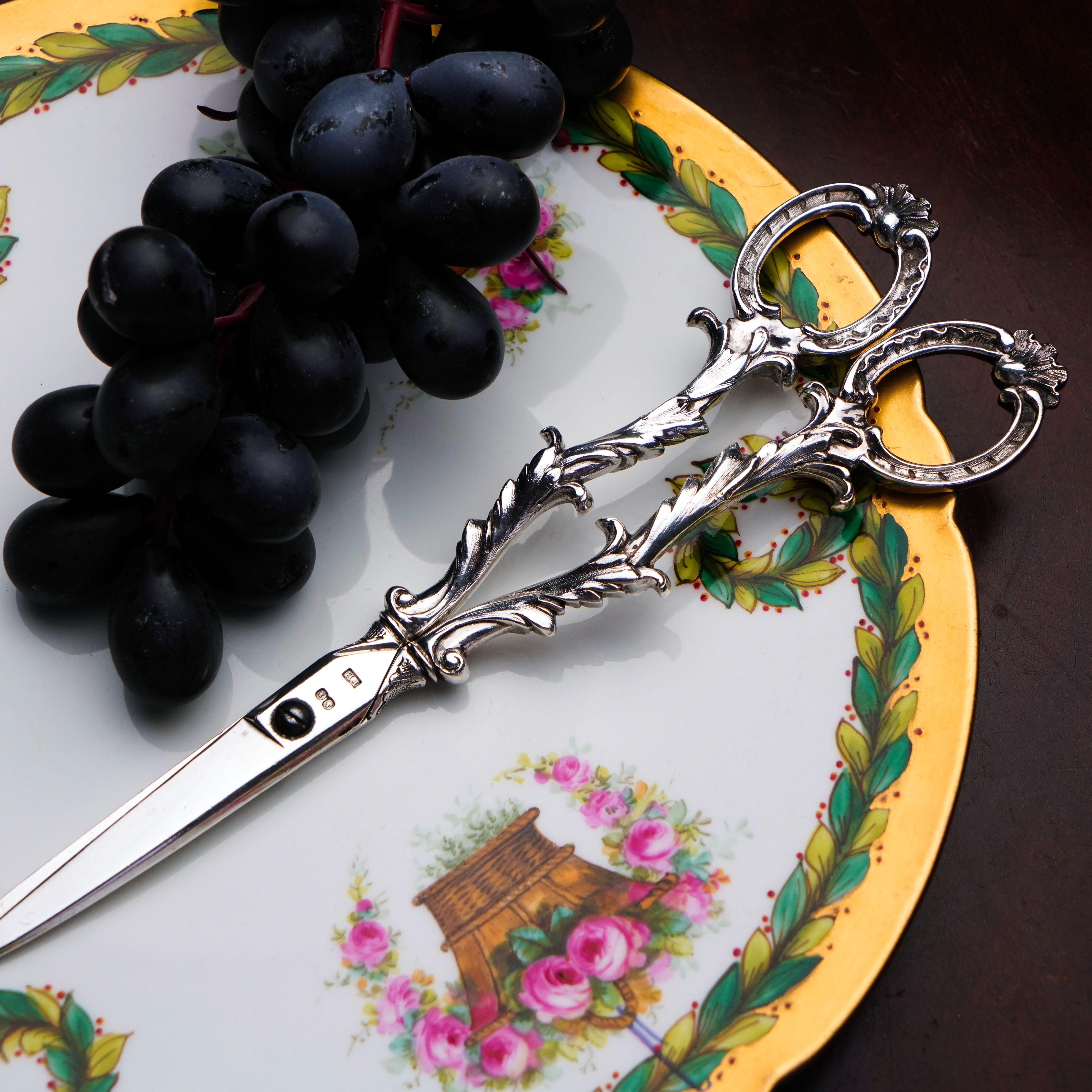 Antique Victorian Solid Silver Scissors/Grape Shears Cast Acanthus Design 1846 In Good Condition For Sale In London, GB