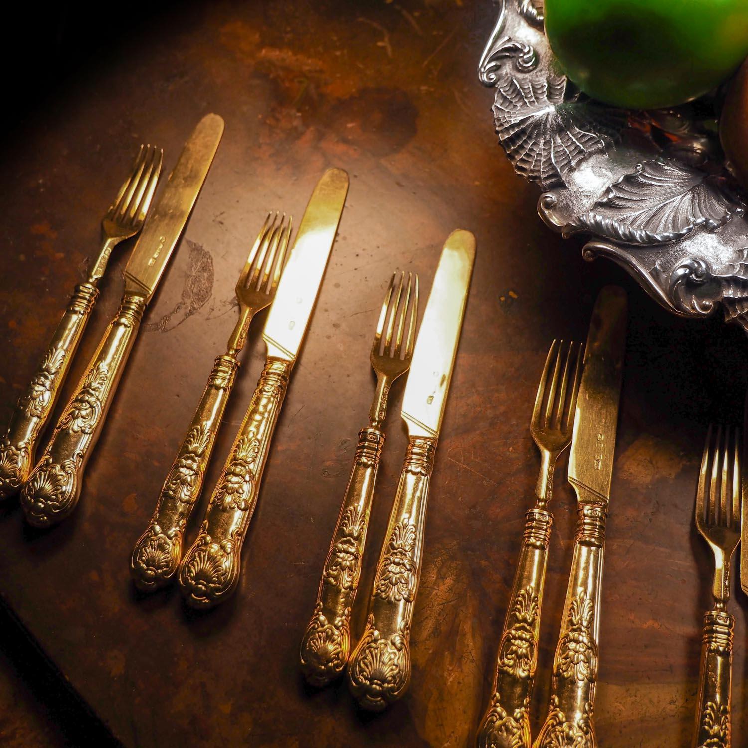 Siamo lieti di offrire questo magnifico set di sei coltelli e forchette da frutta/dessert in argento massiccio dorato. Il set è stato realizzato dall'argentiere Aaron Hadfield di Sheffield nel 1839.
   
Tutte le posate sono realizzate con cura e