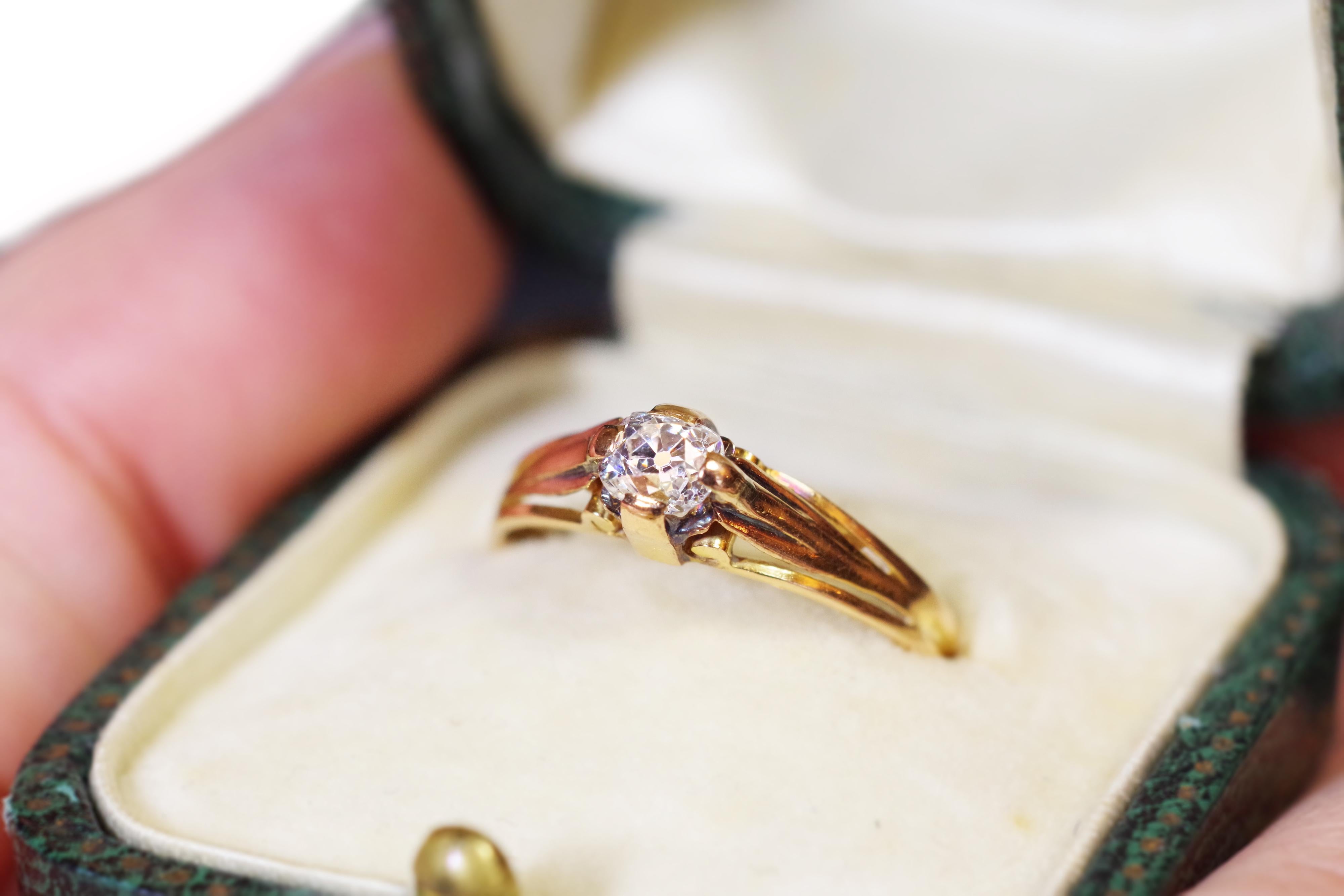 Antique Victorian solitaire diamond ring in 18 karat pink gold. Engagement ring with an old mine cut diamond of ovale form with for large claws. Shoulders with three strands and small volutes under the diamond. Antique solitaire diamond ring, late