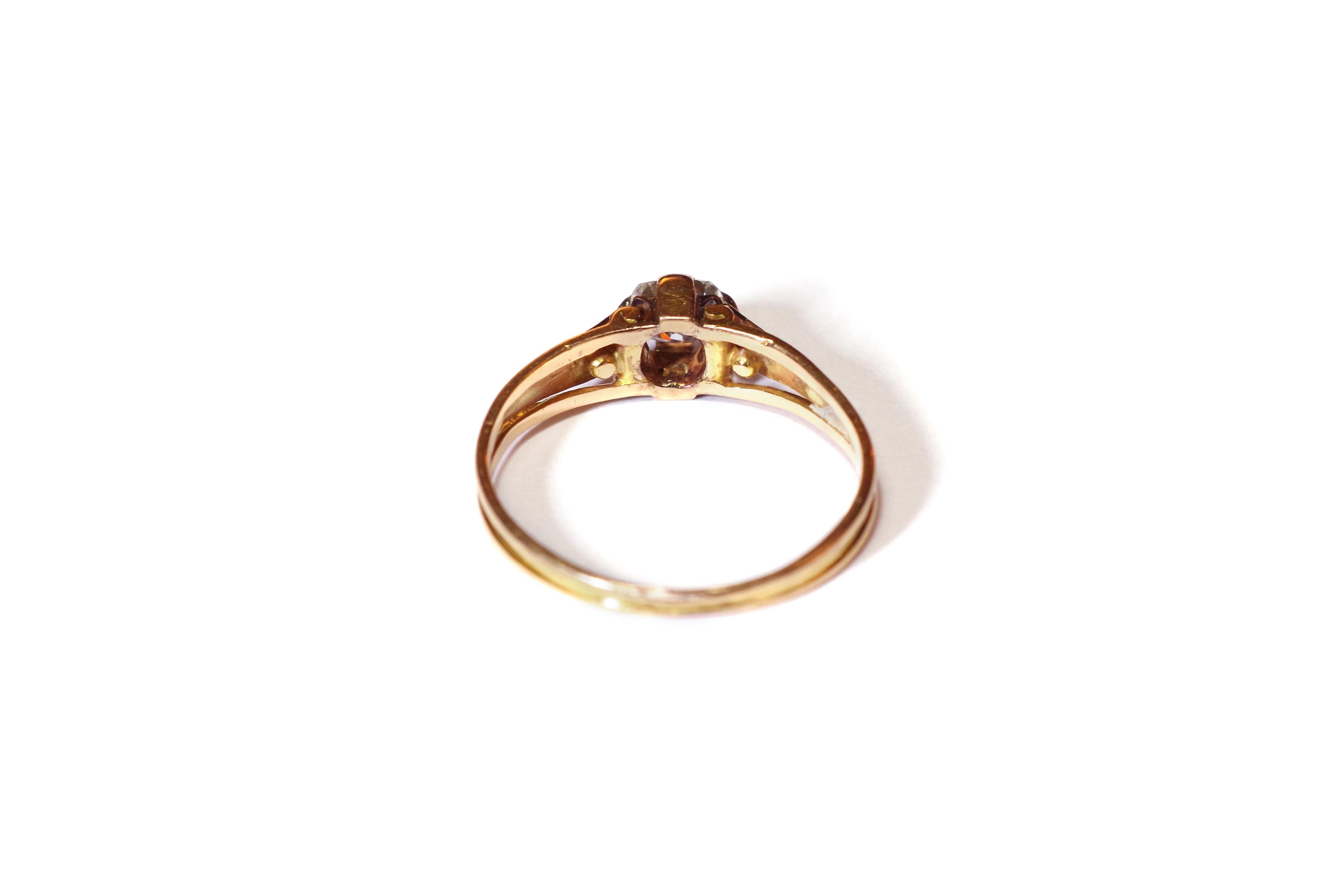 Antique Victorian Solitaire Diamond Ring in 18 Karat Pink Gold, Wedding Ring In Fair Condition For Sale In PARIS, FR