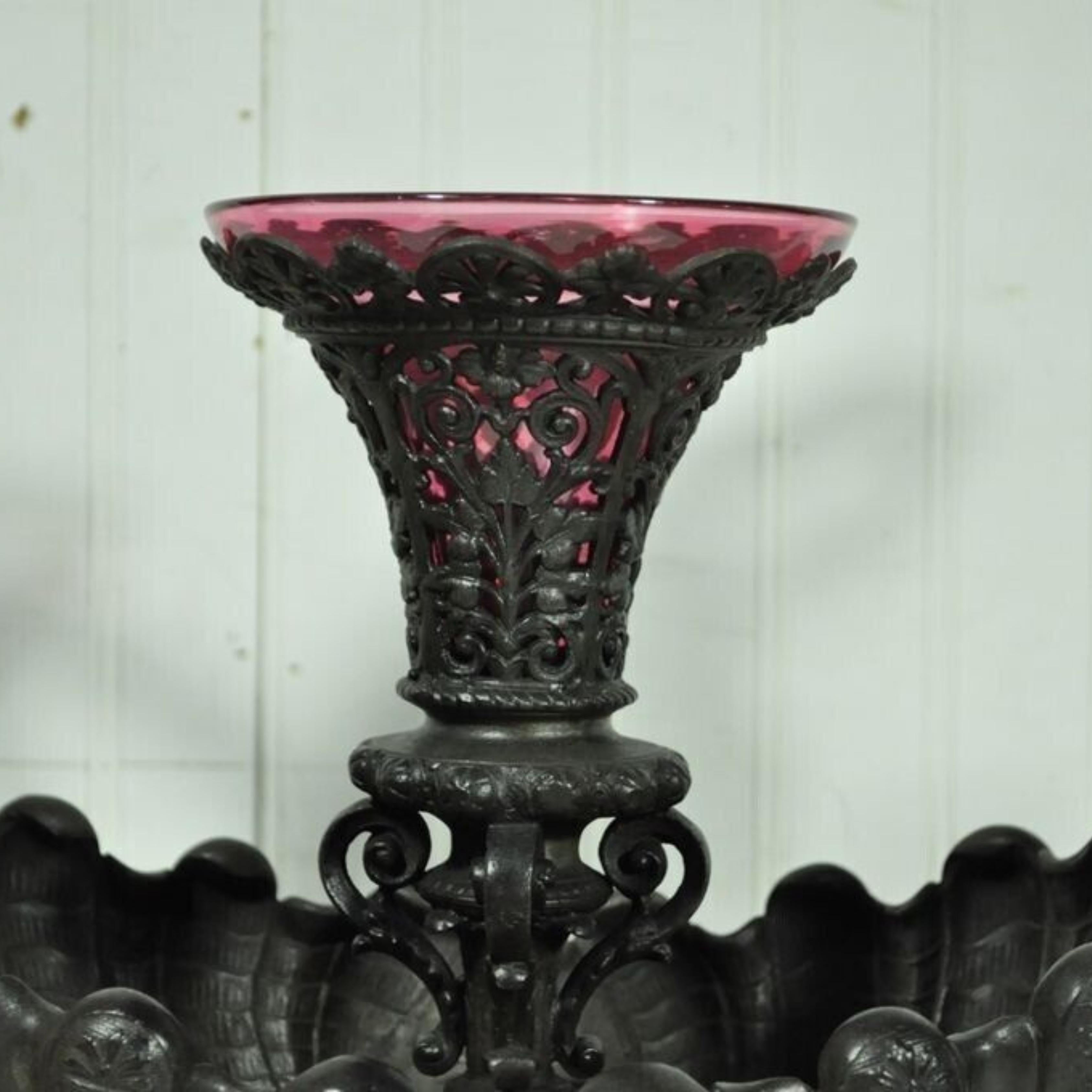 Début du 20ème siècle Antiquité Victorienne Spelter & Marble Figural Mermaid Centerpiece Bowl Vase Epergne en vente