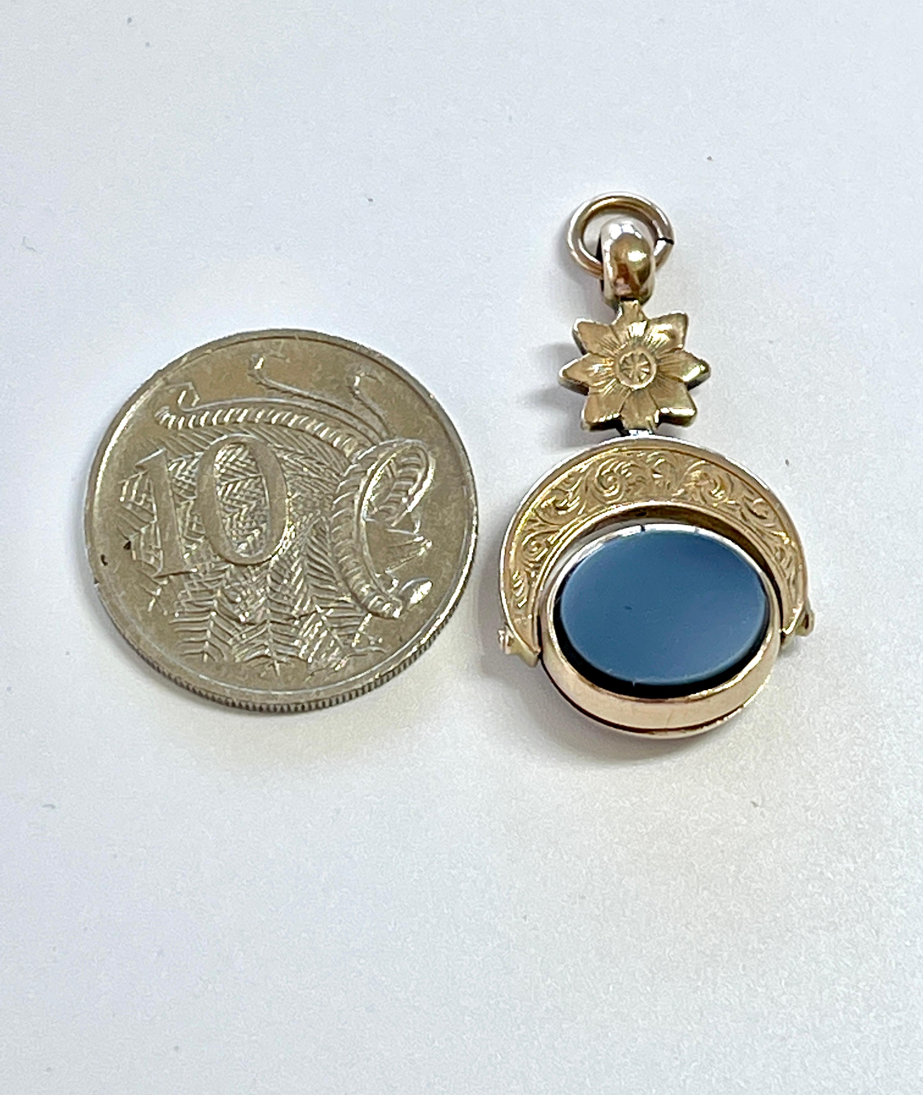 Antique Victorian Spinner Fob Photo Locket 15ct Yellow Gold c1880s Sardonyx For Sale 6