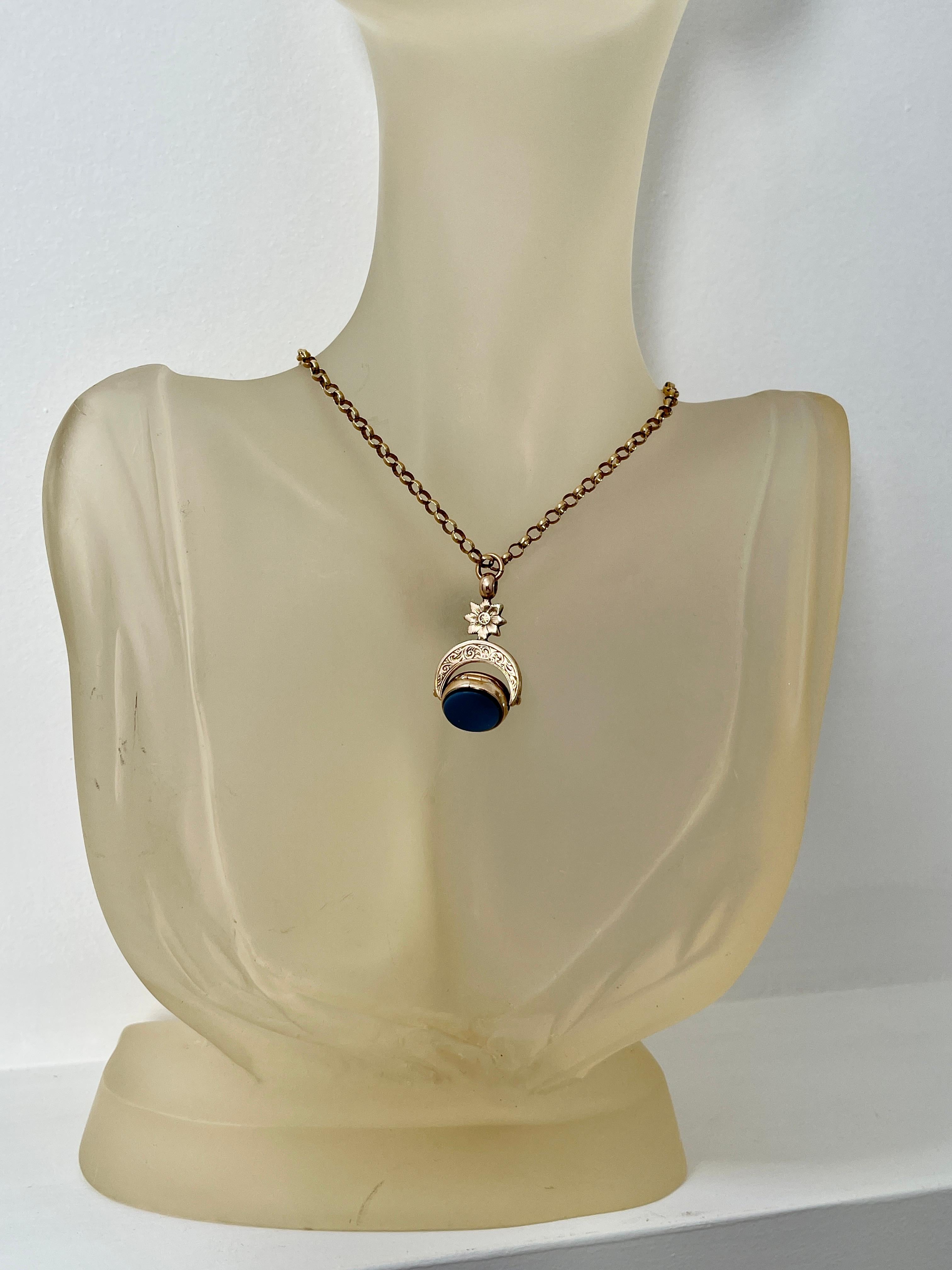 Antique Victorian Spinner Fob Photo Locket 15ct Yellow Gold c1880s Sardonyx For Sale 3