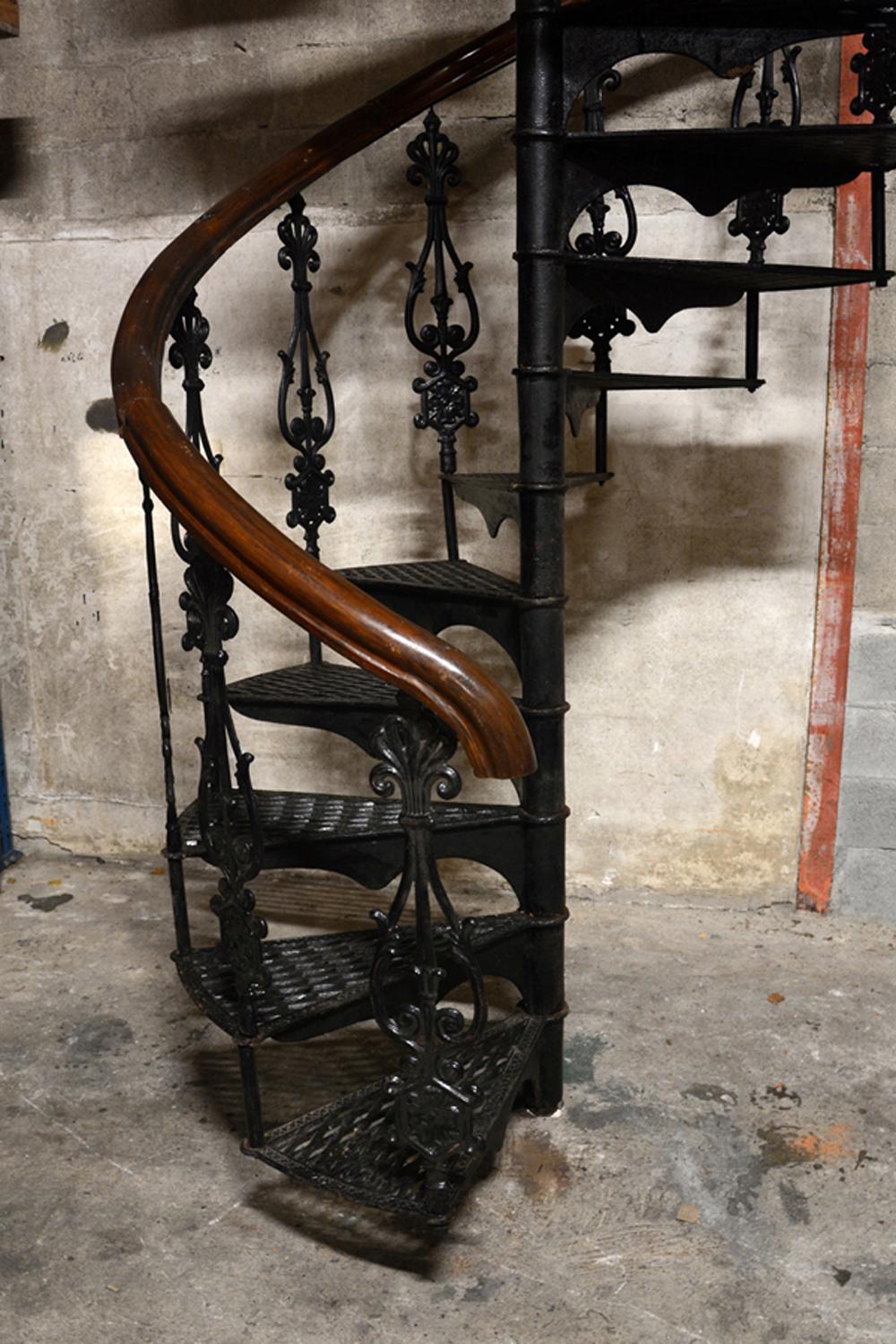 Late 19th century colonial spiral staircase in cast iron. These old English Victorian staircases are refurbished (see photos before restoration), in good condition and easy to assemble. Adjustable size up to 138” / 3.50 m (we can propose staircases
