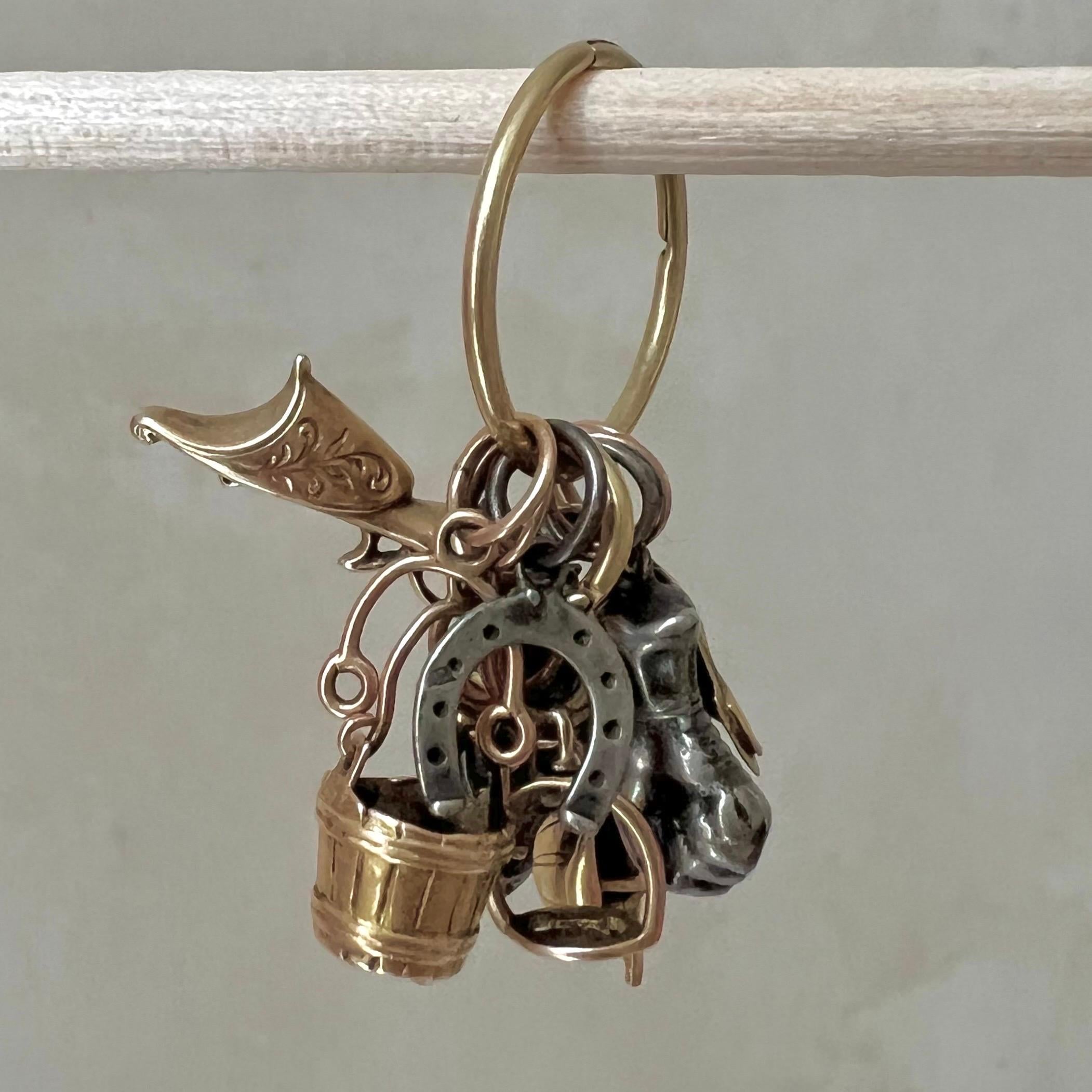 Vittoriano Antico anello vittoriano con charms equestri in vendita