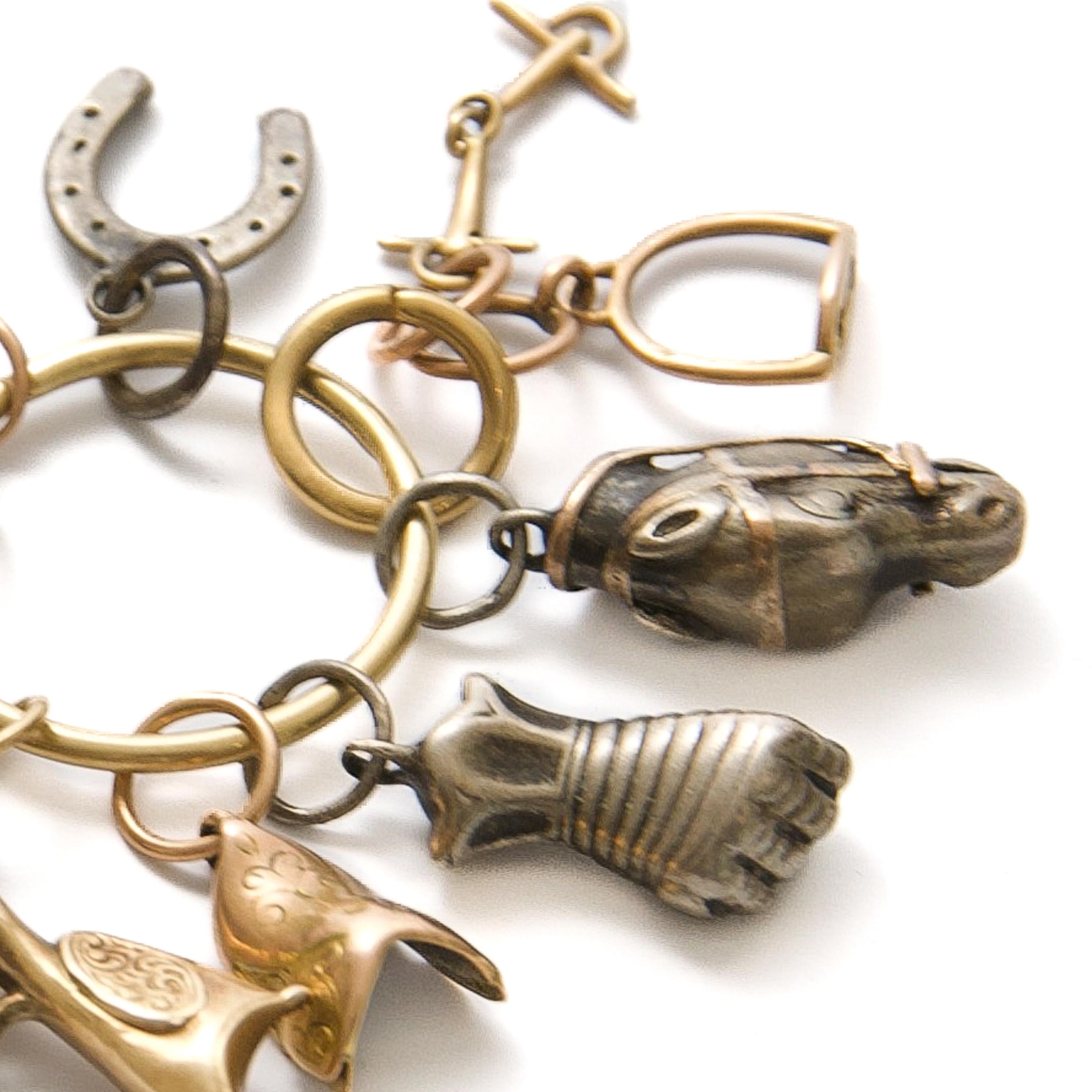 Antico anello vittoriano con charms equestri in vendita 1