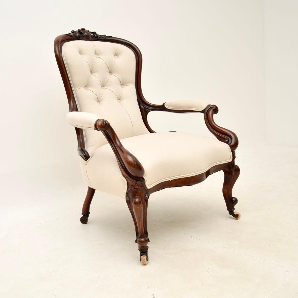 Excellent fauteuil victorien ancien à dossier en cuillère. Elle a été fabriquée en Angleterre et date des années 1860-1880.

La qualité est fantastique, il est très bien conçu et est également extrêmement confortable. Le cadre est très bien sculpté