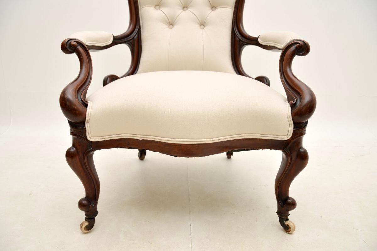 Sillón antiguo victoriano con respaldo de cuchara en venta 1
