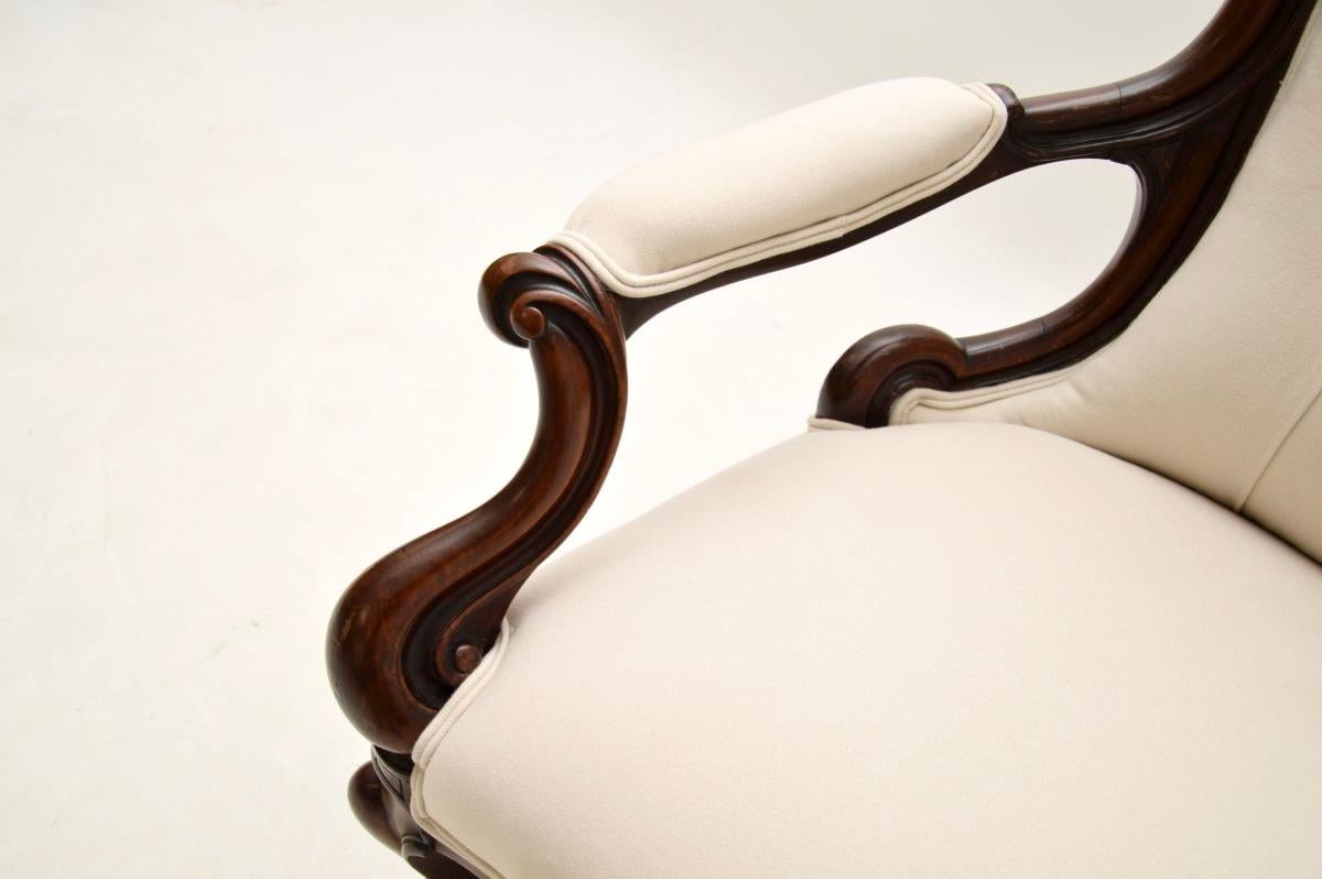 Sillón antiguo victoriano con respaldo de cuchara en venta 2