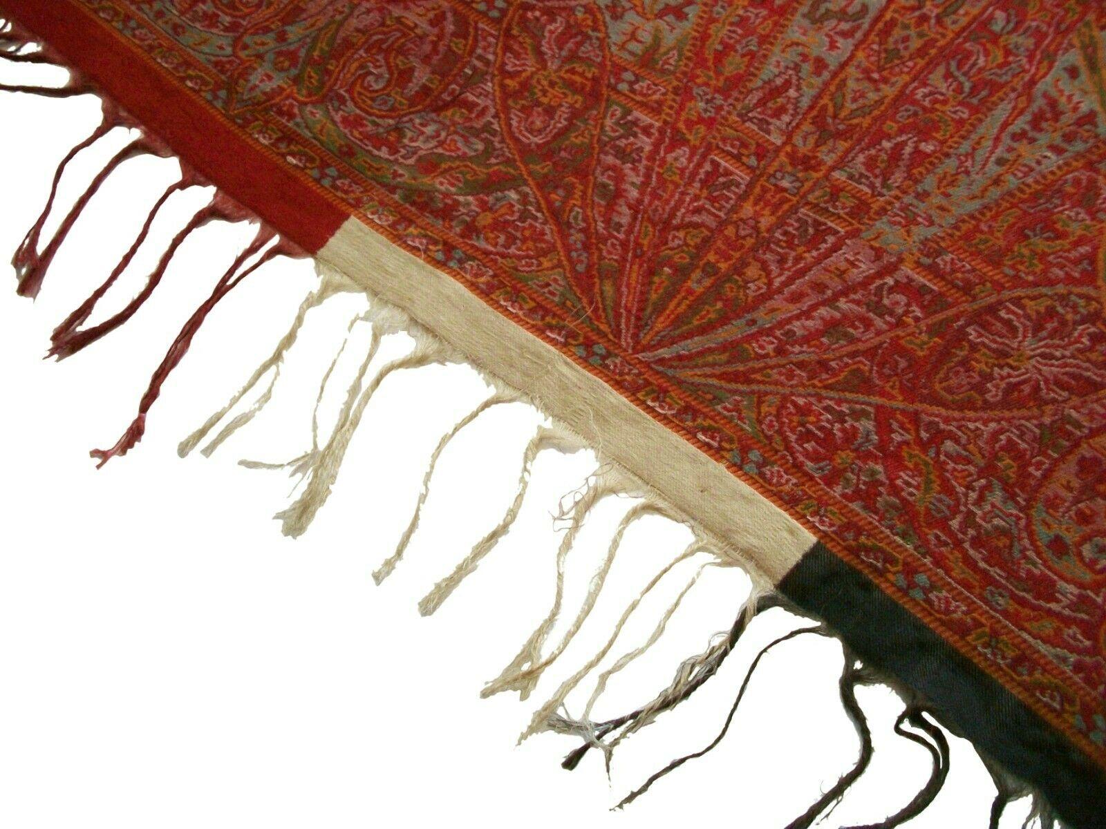 Britannique Châle carré victorien ancien à motif cachemire, tissage fin, vers les années 1850 en vente