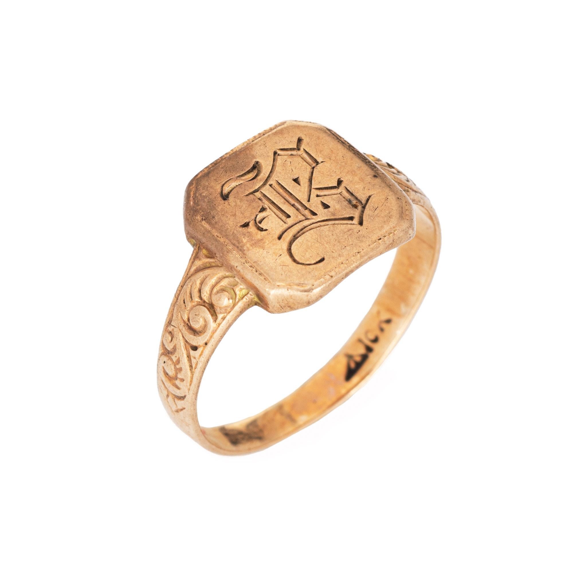 Lovely antique Victorian signet ring (circa 1880s to 1900s), crafted in 10 karat yellow gold. 

The center mount is engraved with the letter 