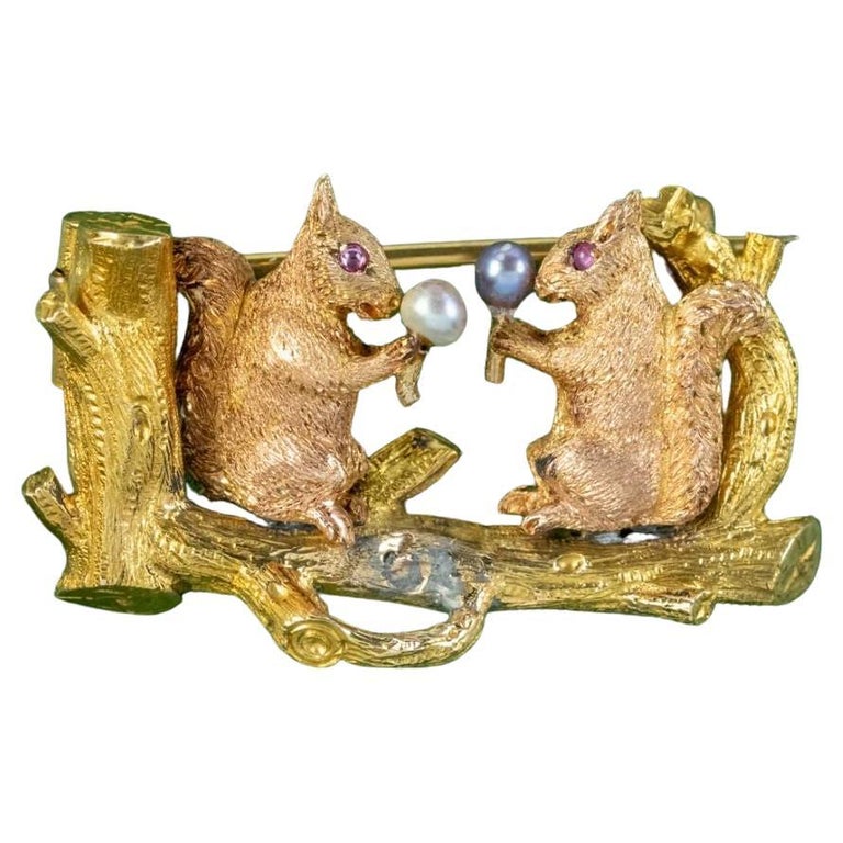 Broche écureuil victorienne ancienne en or 18 carats avec perles et glands  En vente sur 1stDibs