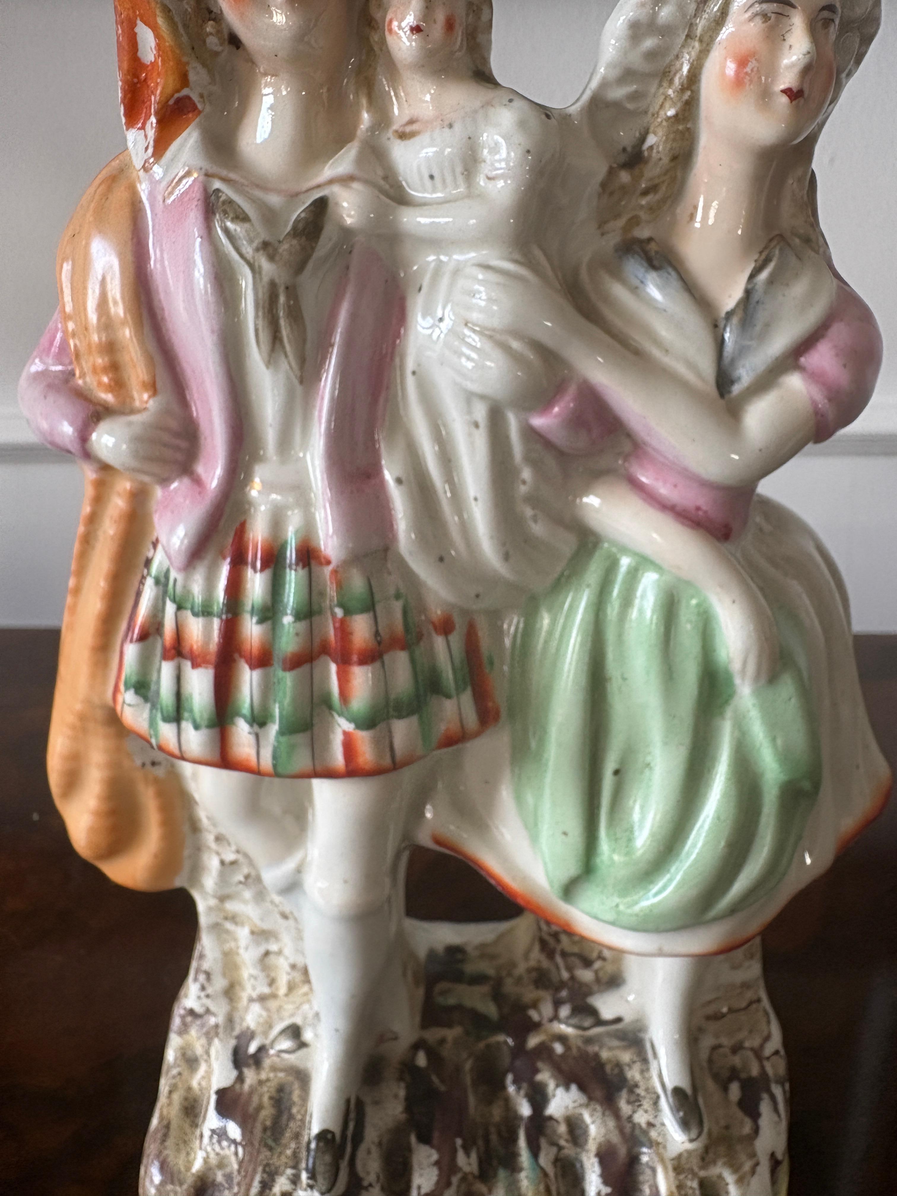 Antigua figura de Staffordshire de una pareja vestida de época con un bebé en brazos.  En estado original, sin grietas, desconchones ni reparaciones

Dimensiones:
Altura 23 cm (9,05 pulg.)
Anchura 16 cm (6,29 pulg.)
Profundidad 7 cm (2,75