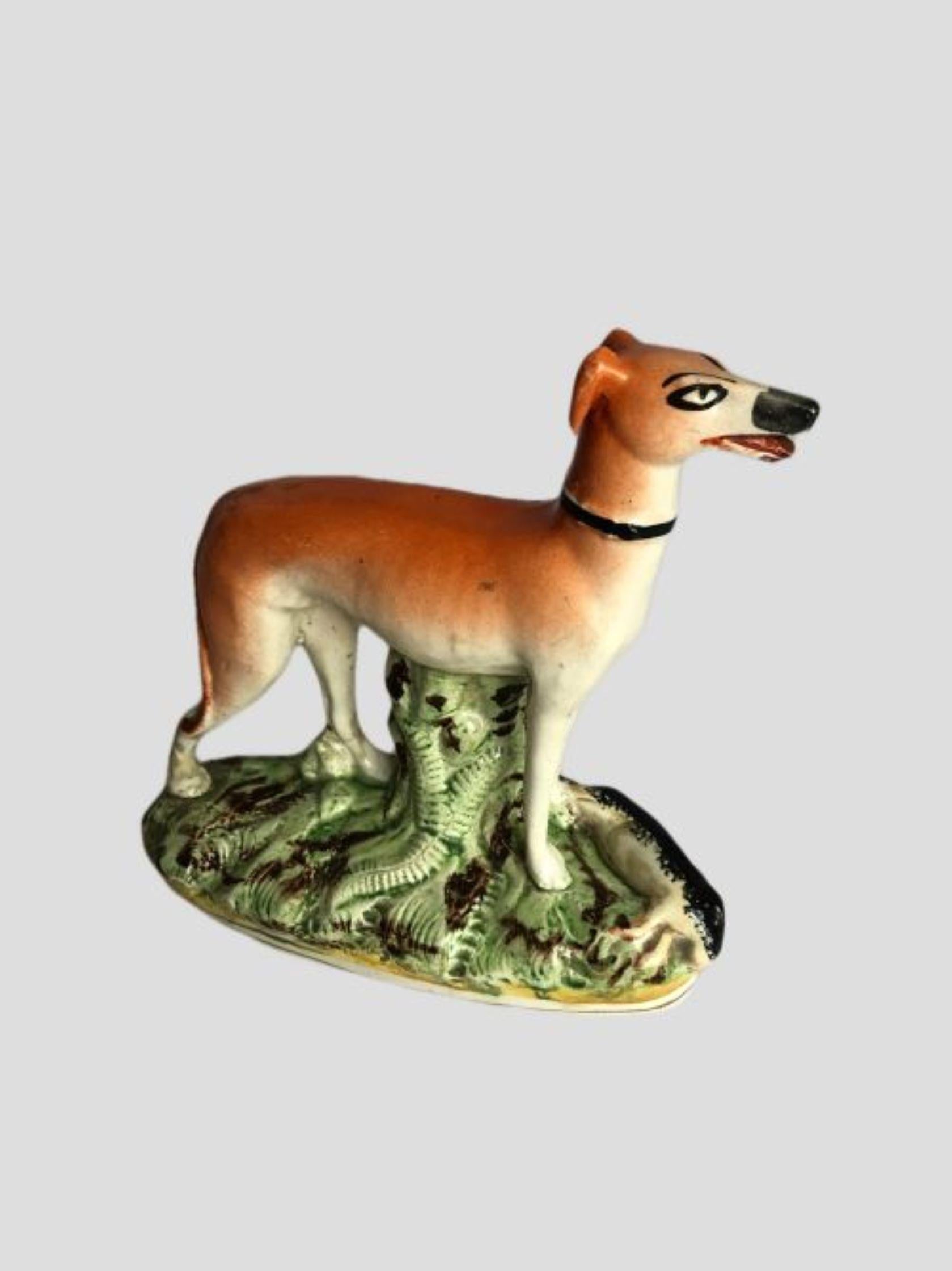 Victorien Ancienne figurine victorienne du Staffordshire représentant un chien de chasse en vente