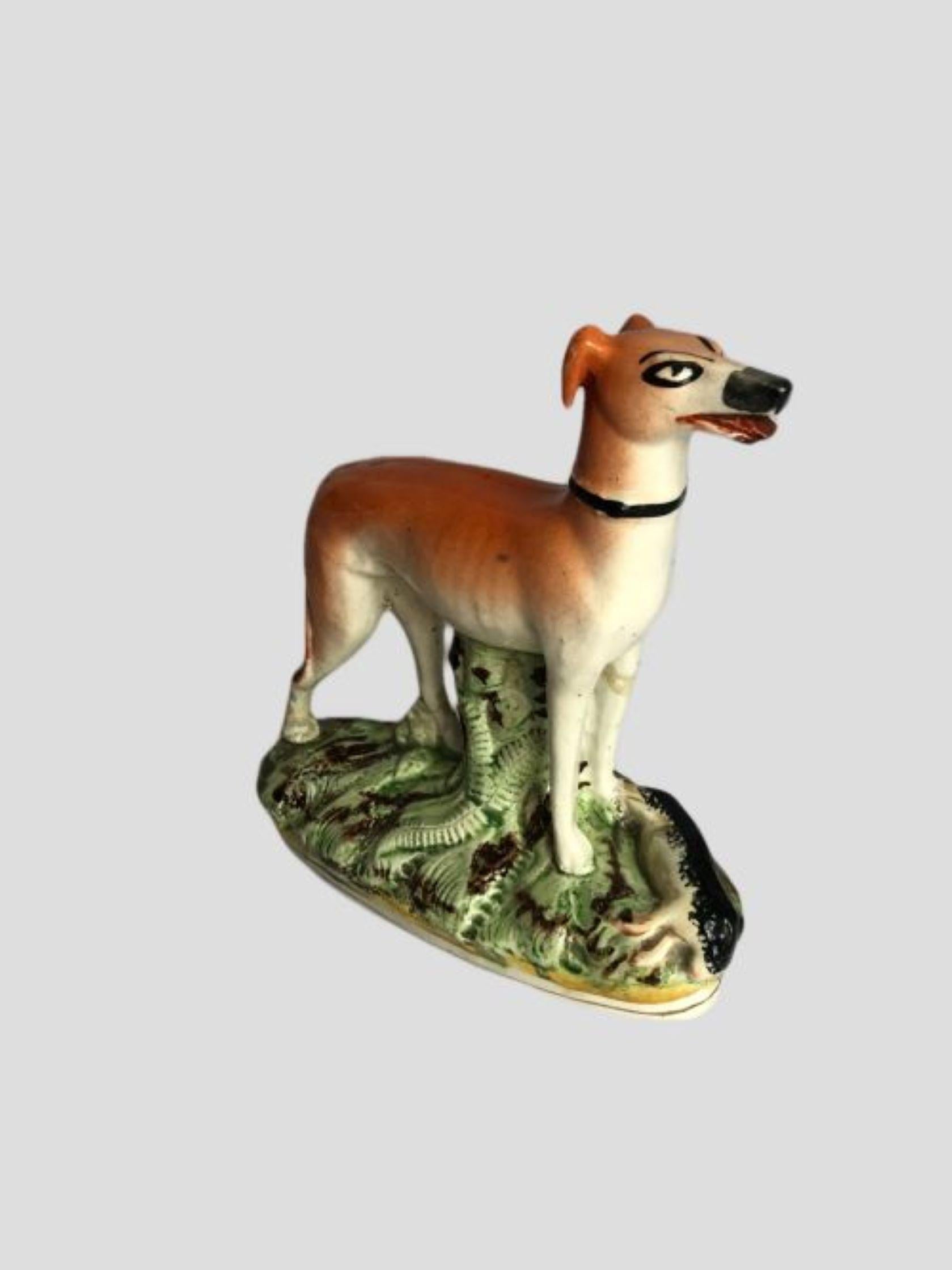 Céramique Ancienne figurine victorienne du Staffordshire représentant un chien de chasse en vente