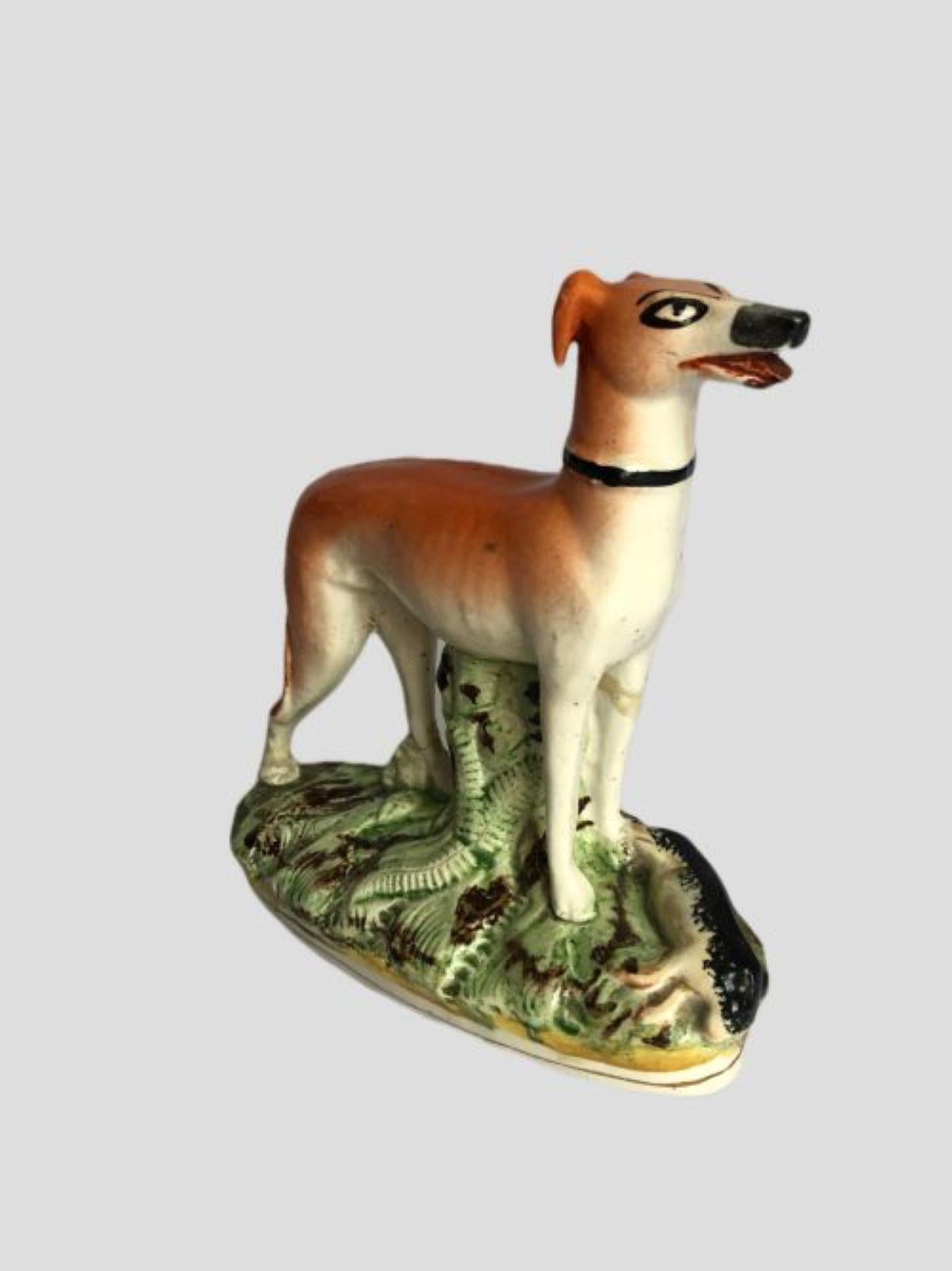 Ancienne figurine victorienne du Staffordshire représentant un chien de chasse en vente 1