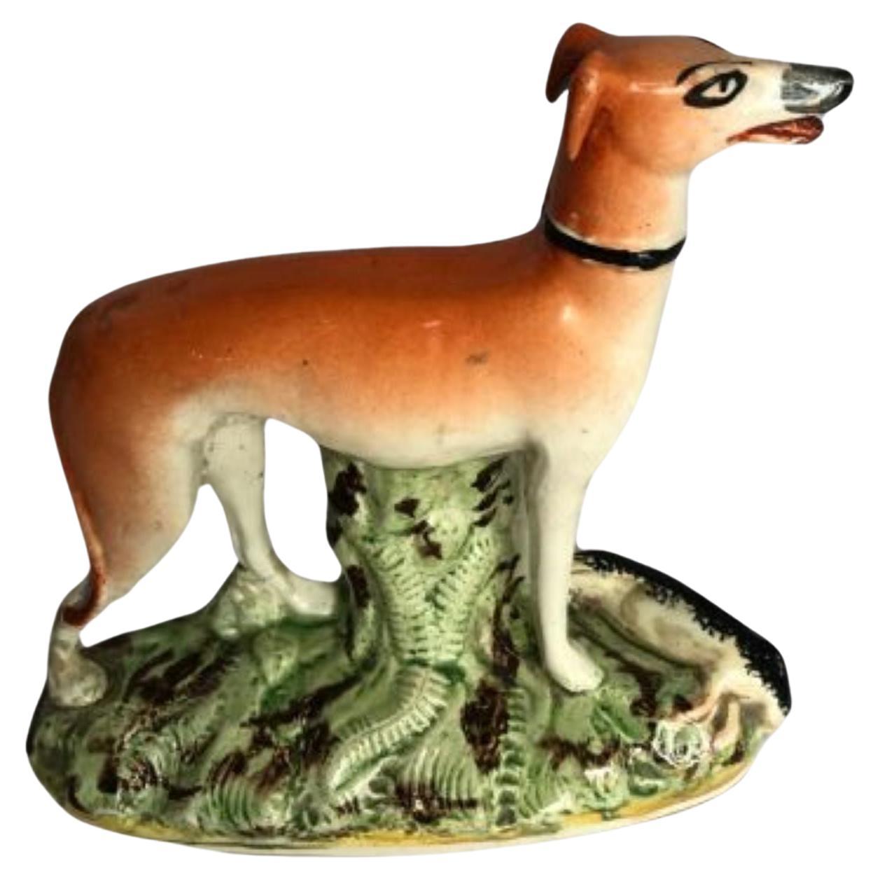 Ancienne figurine victorienne du Staffordshire représentant un chien de chasse
